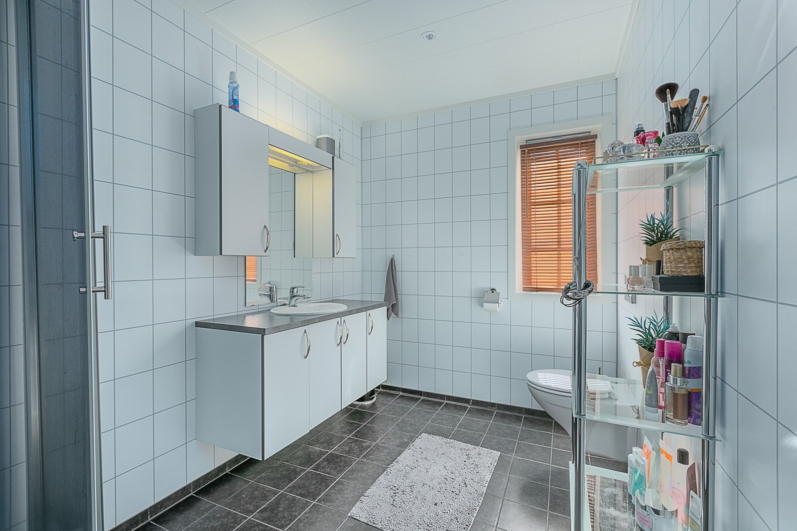 Romslig bad i hovedetasjen. Galleribilde