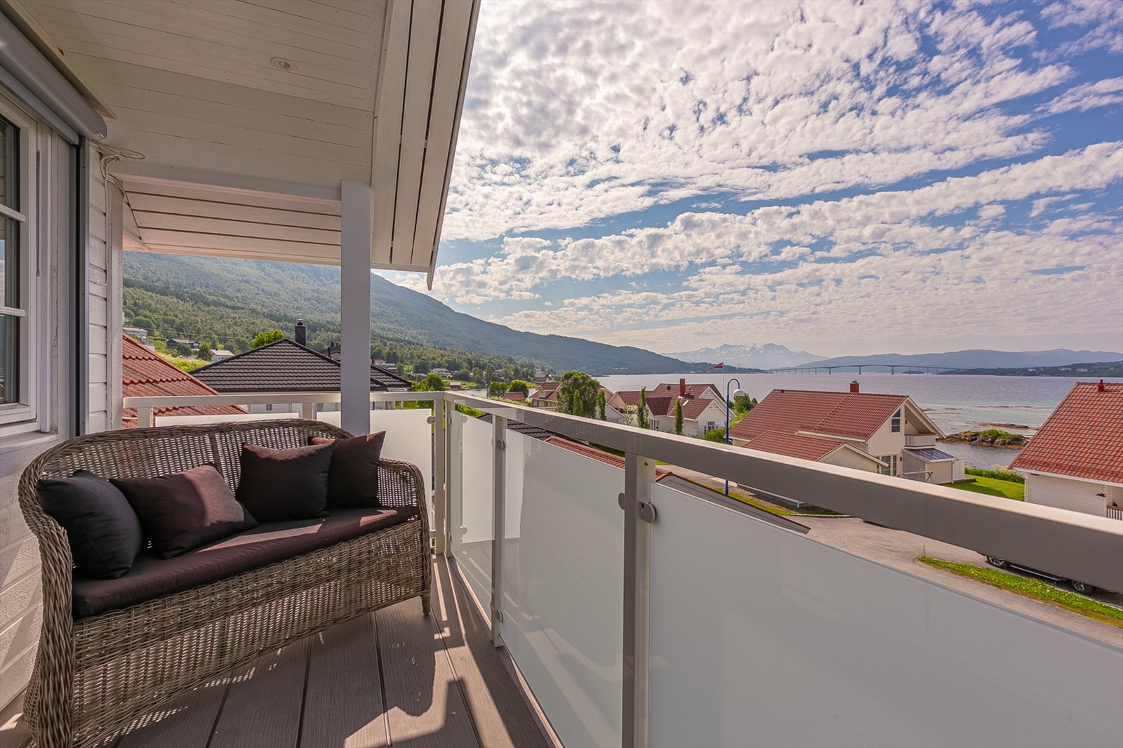 Veranda i 2.etg med glassrekkverk. Galleribilde