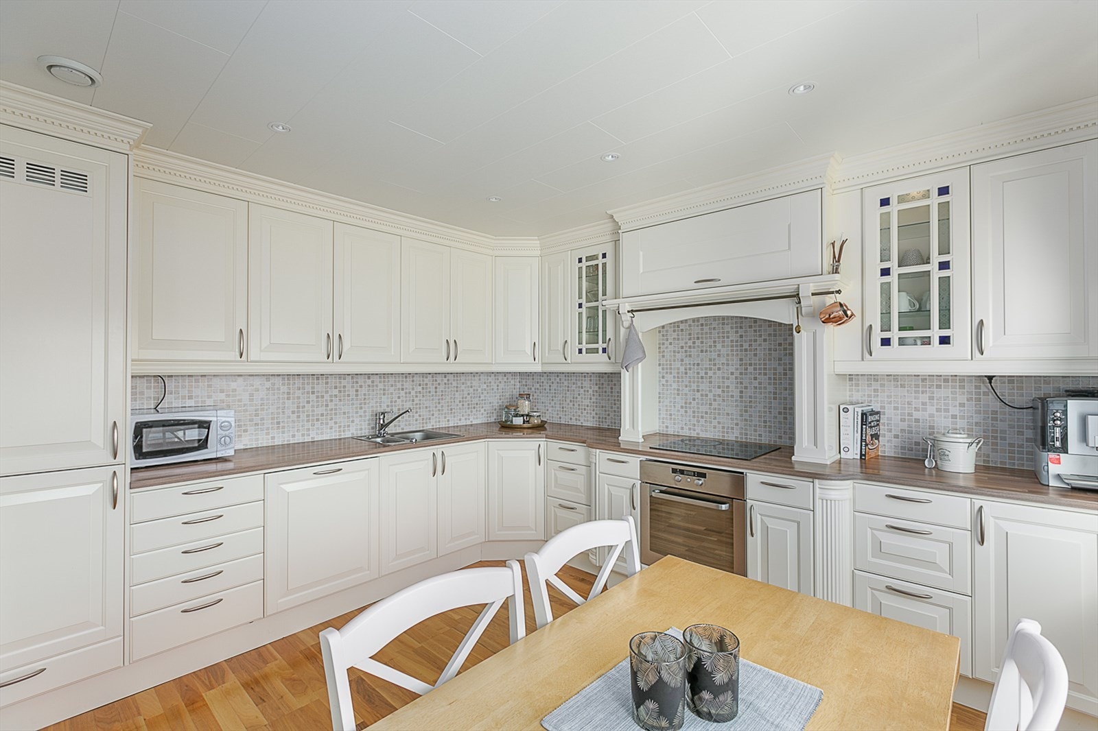 Overskap til tak og bra med benke- og skapplass. Galleribilde