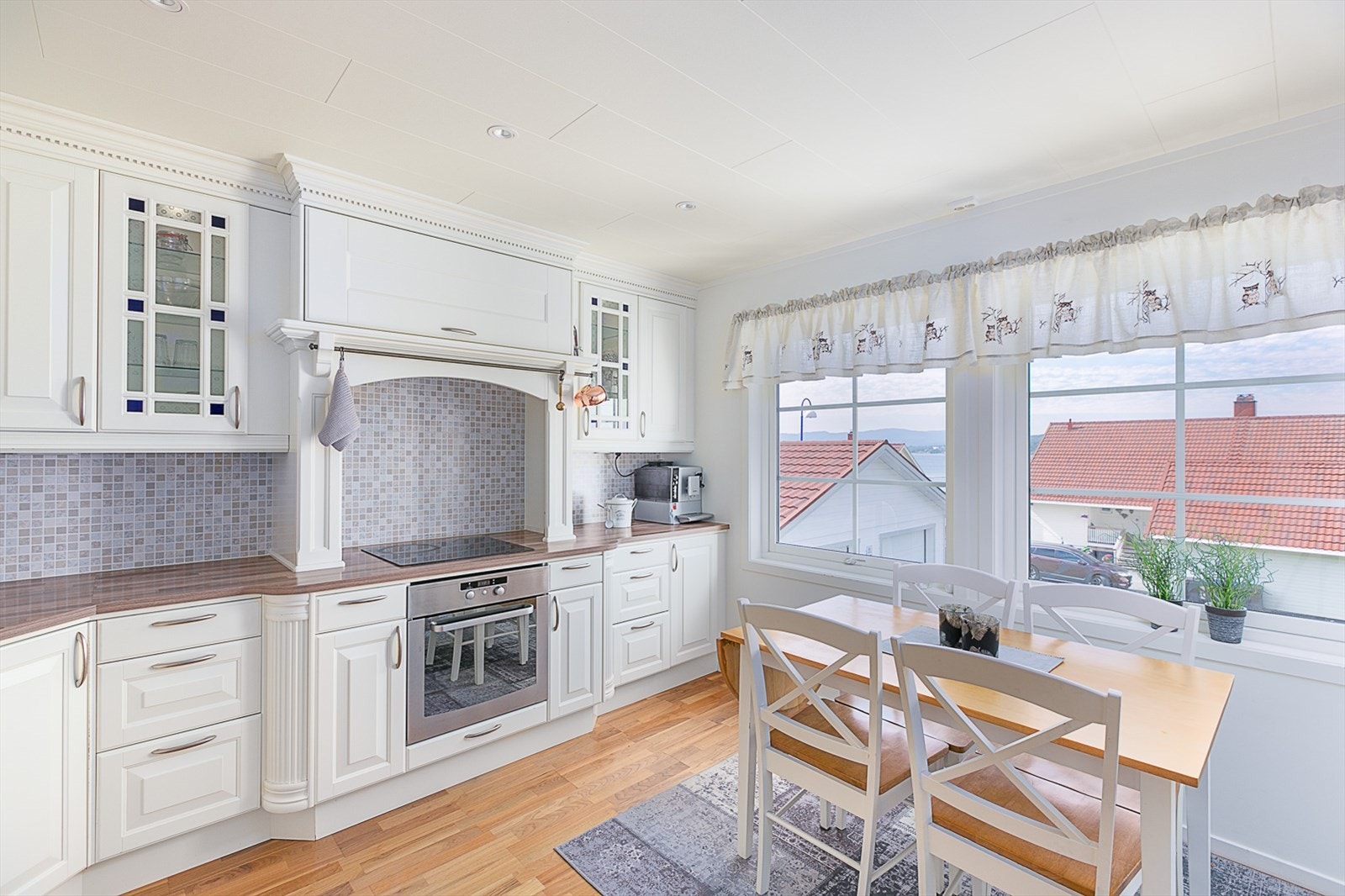 Pent kjøkken med integrerte hvitevarer. Galleribilde