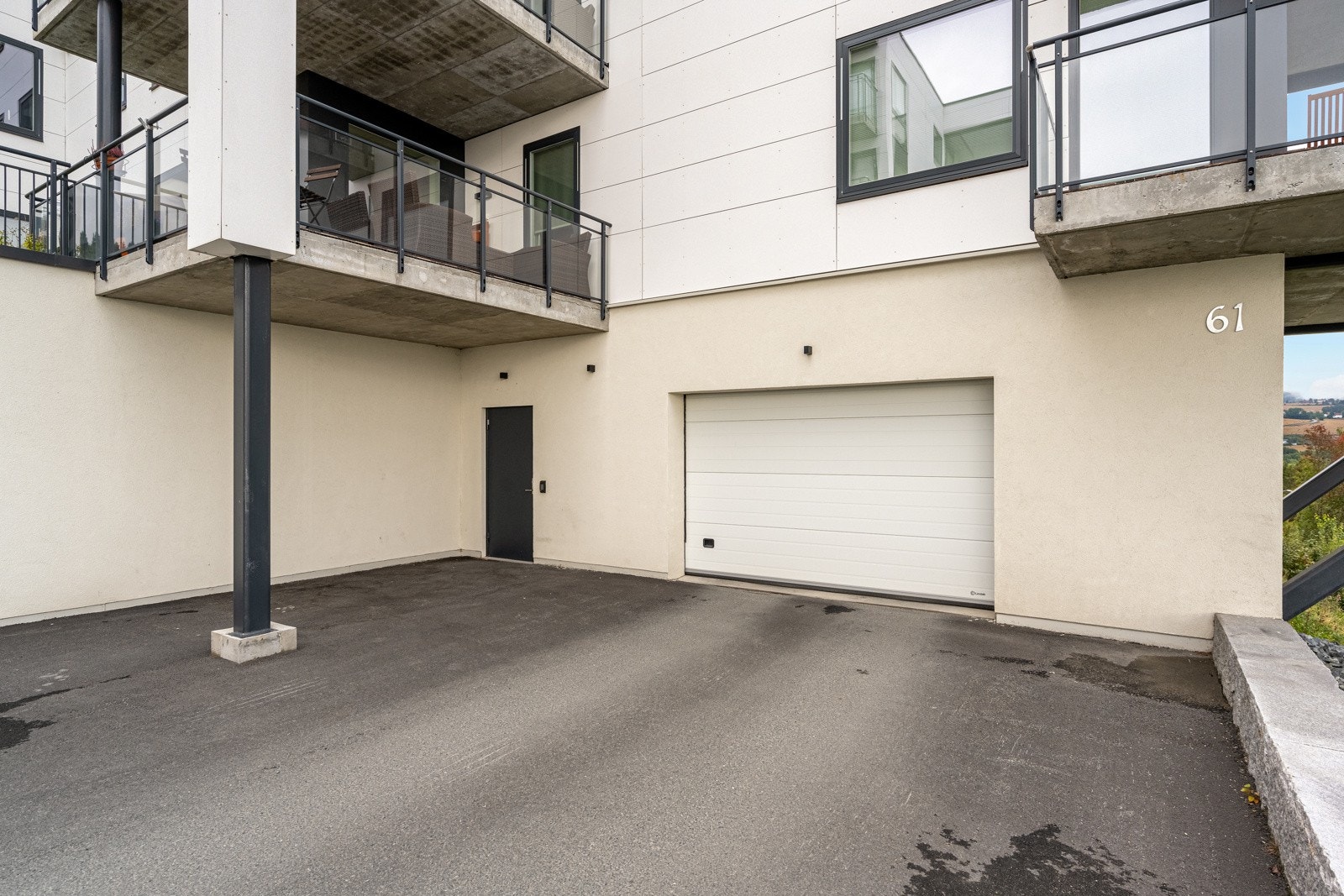 Garasjeplass med el-billader medfølger Galleribilde