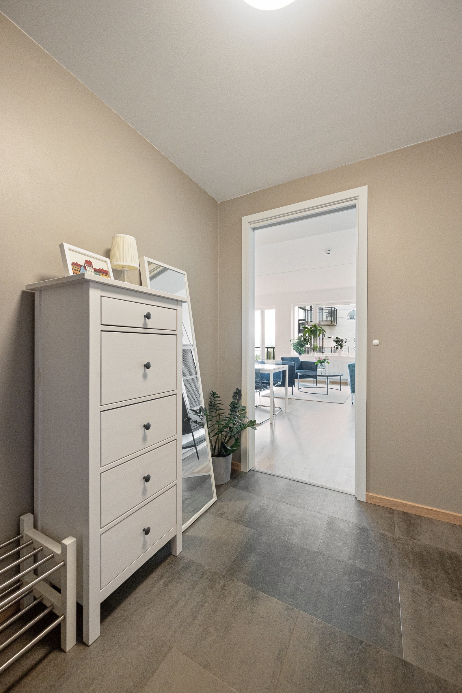 Romslig entré med plass til garderobeskap Galleribilde