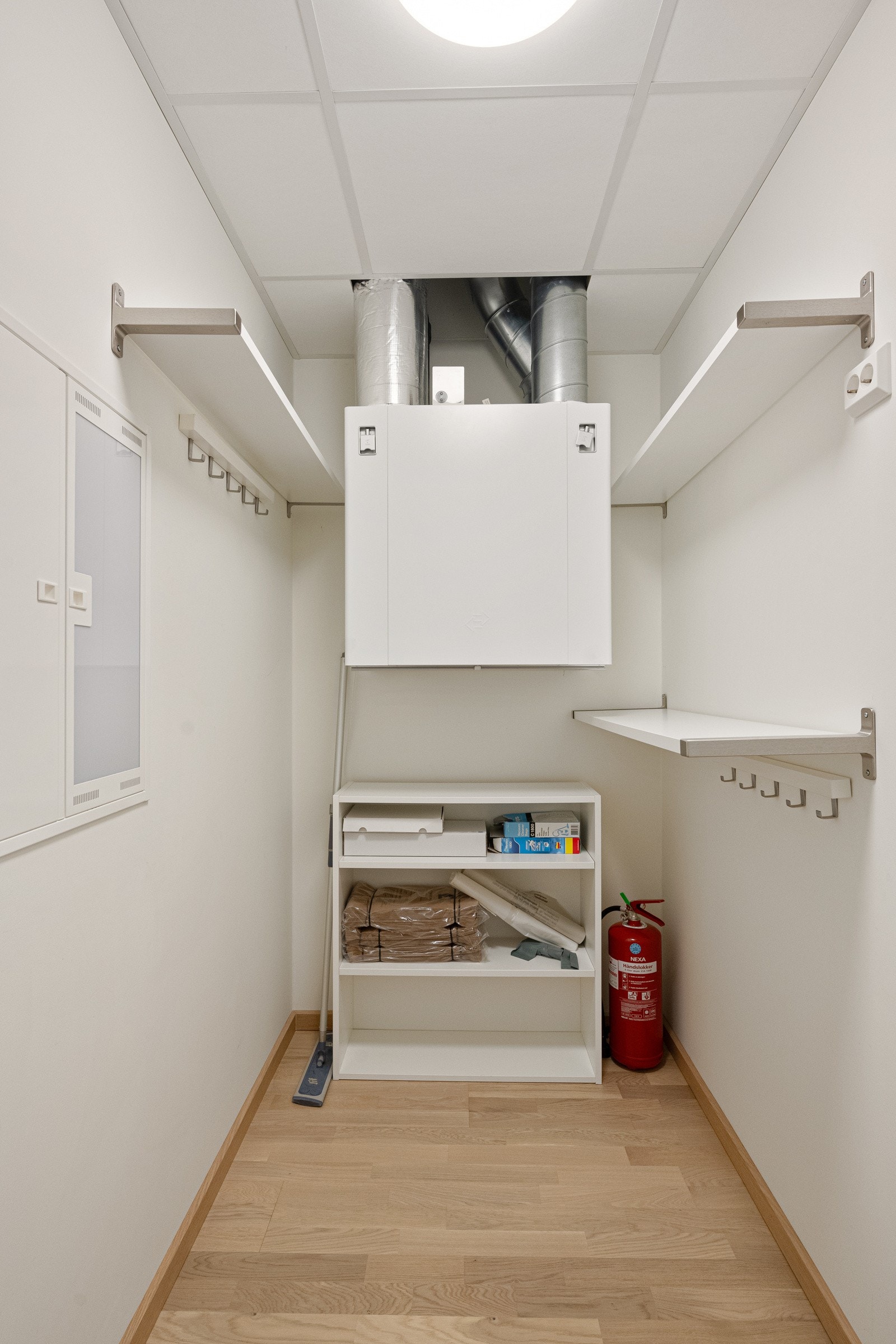 Teknisk rom/klesrom ved hovedsoverommet Galleribilde