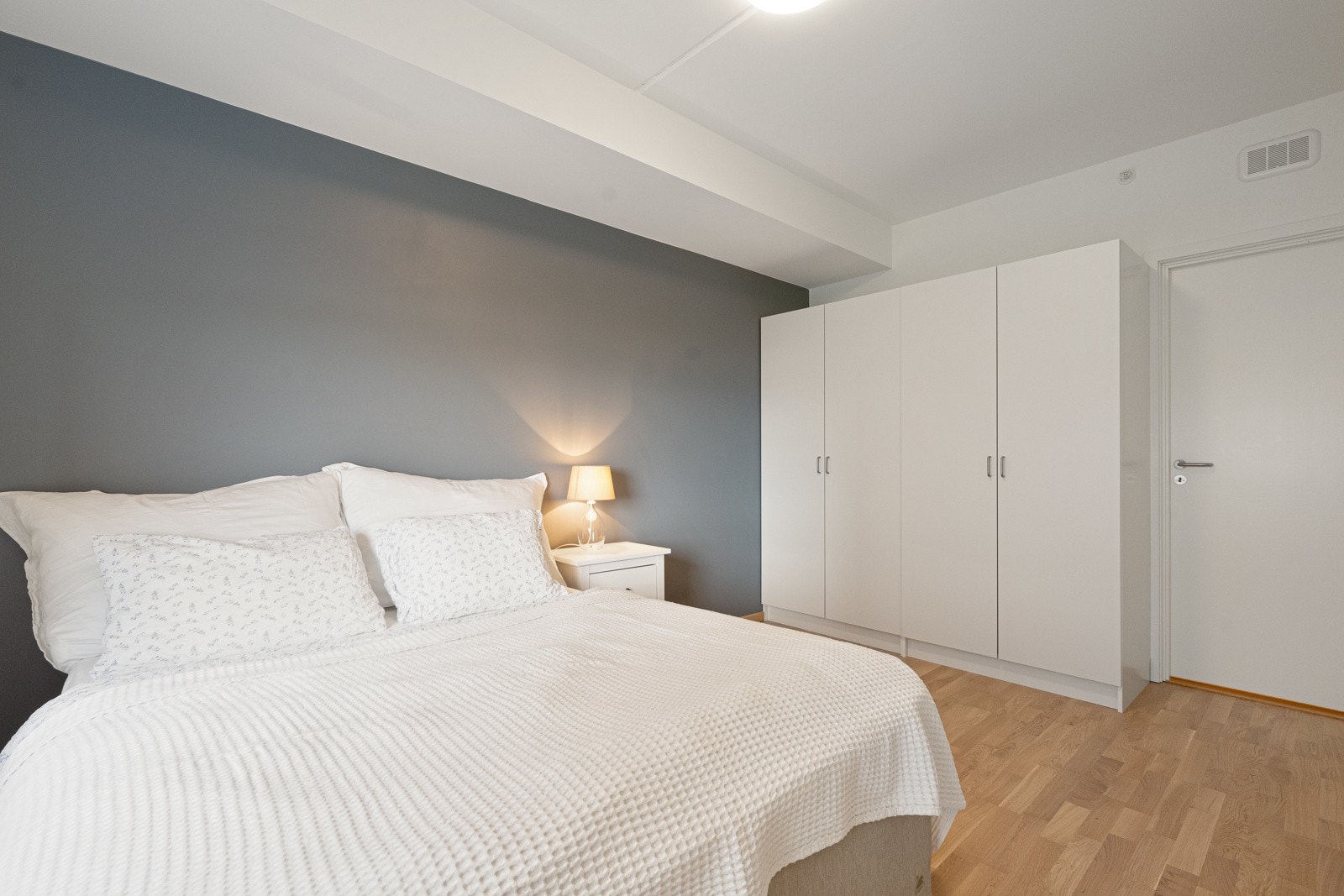 Garderobeskap og tilgang til bod/klesrom Galleribilde