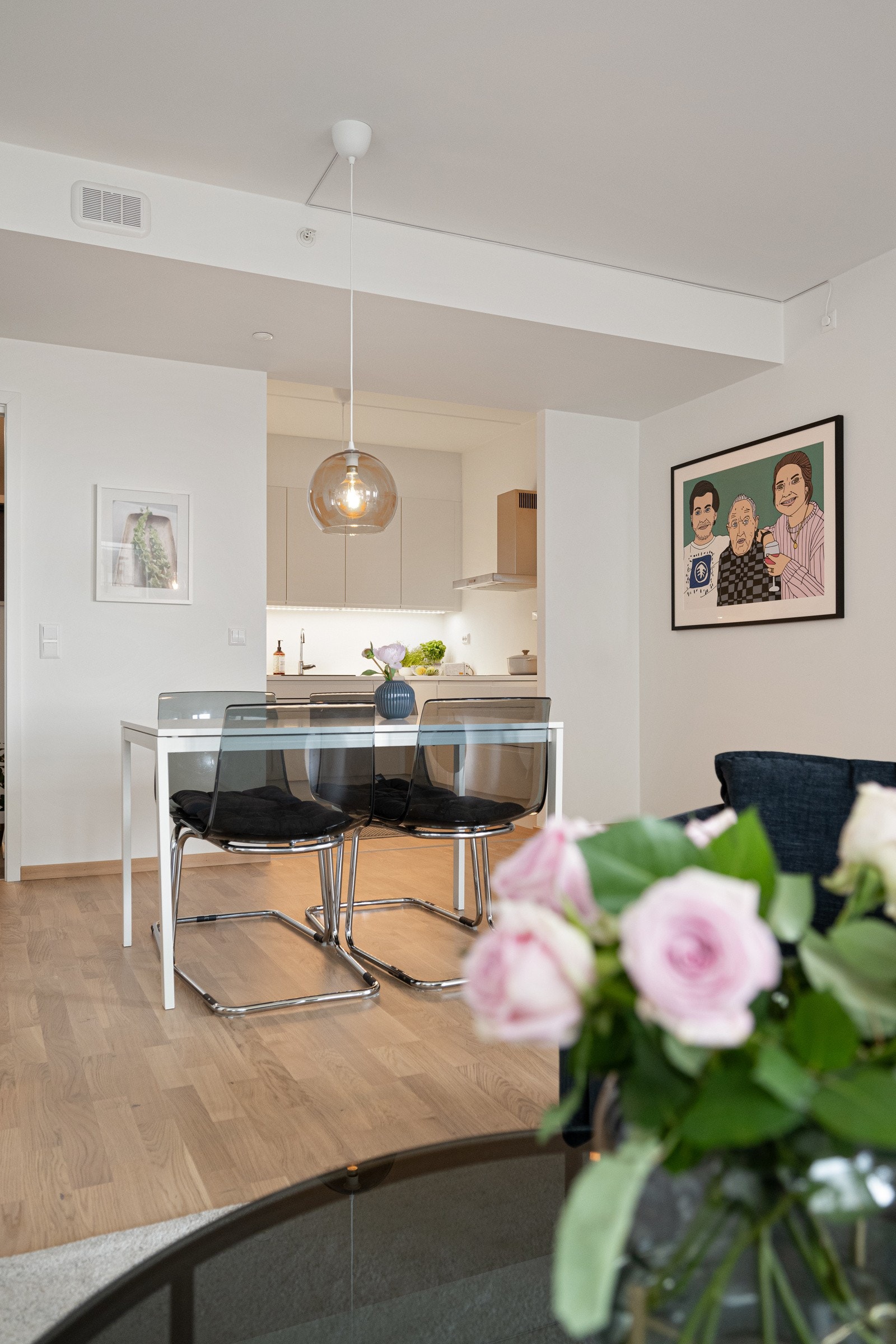 God plass til spisestue mellom kjøkken og stue Galleribilde