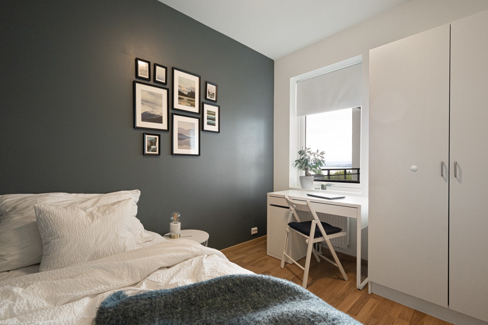 God plass til å kombinere soverom og kontor Galleribilde