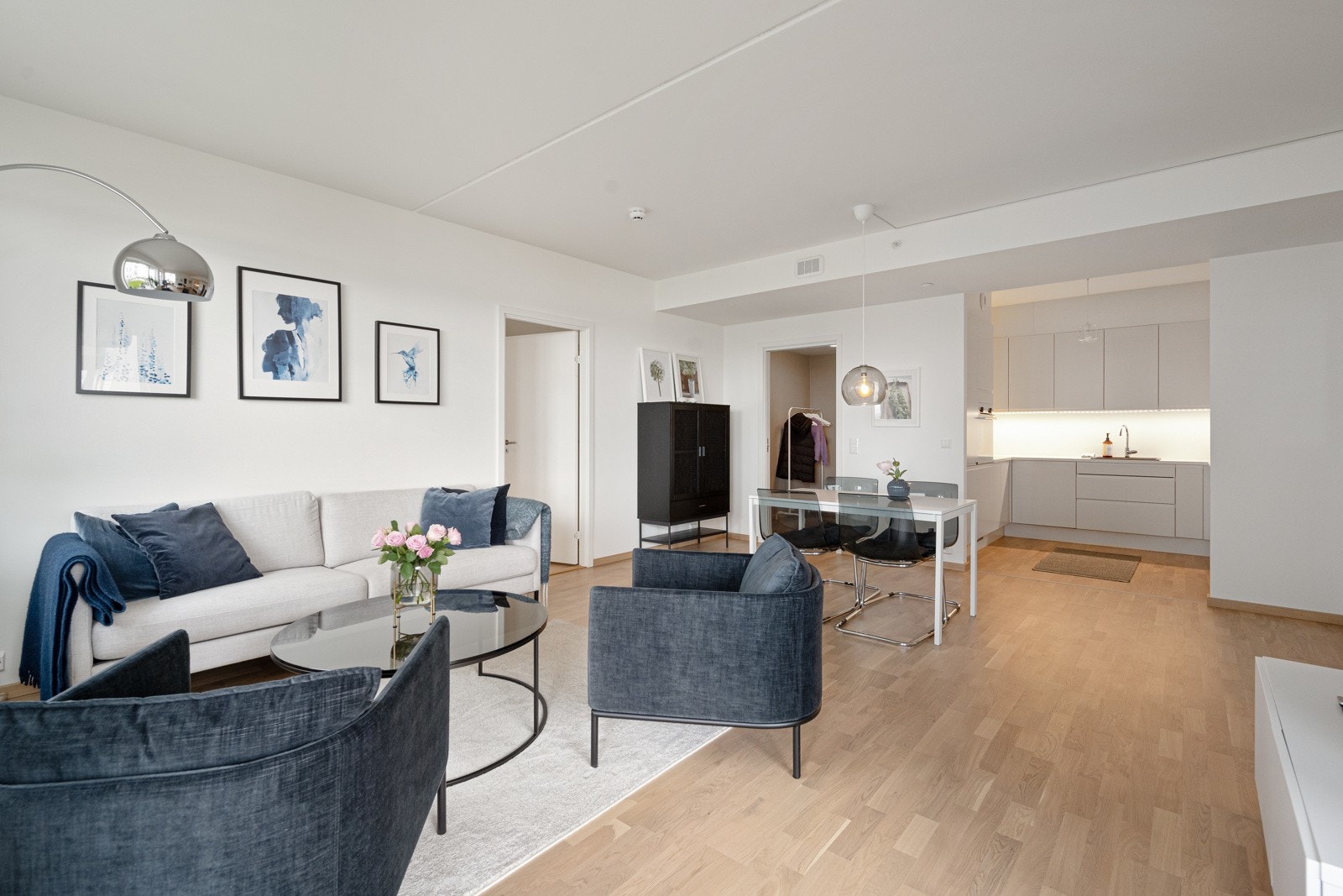 Åpen løsning mot kjøkkenkrok Galleribilde