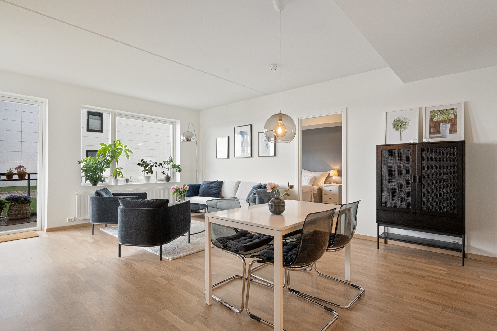 Store vindusflater gir godt naturlig lys inn i leiligheten Galleribilde