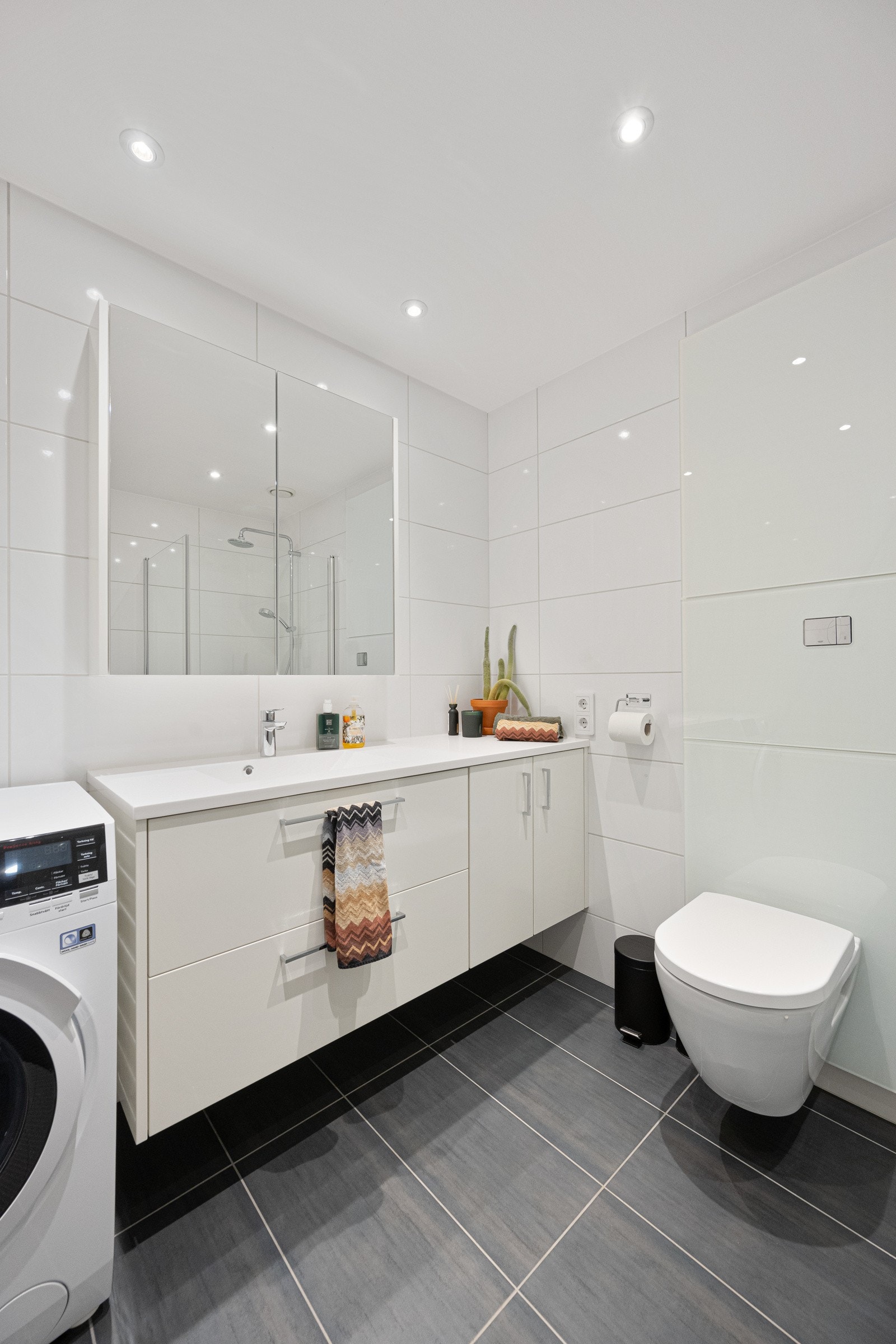 Delikat bad med opplegg til vaskemaskin Galleribilde