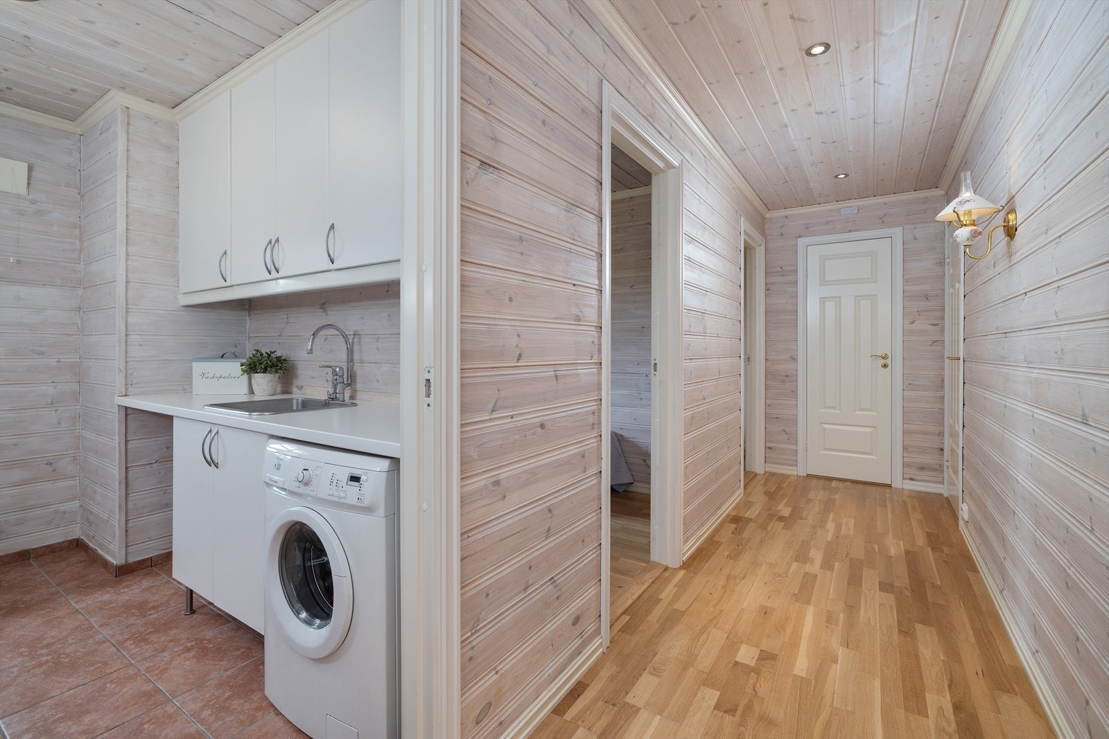 Boligen er i tillegg utstyrt med et separat vaskerom. Galleribilde