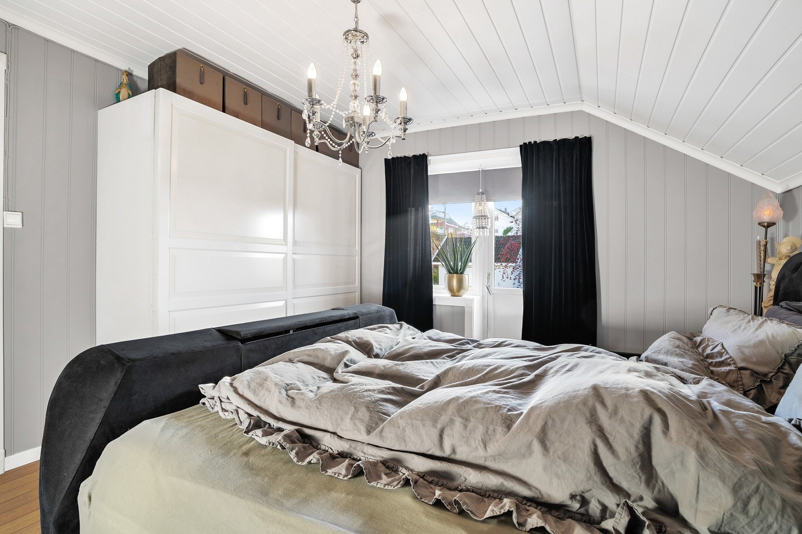 Hovedsoverommet har en skyvedørsgarderobe med profilerte fronter. Galleribilde