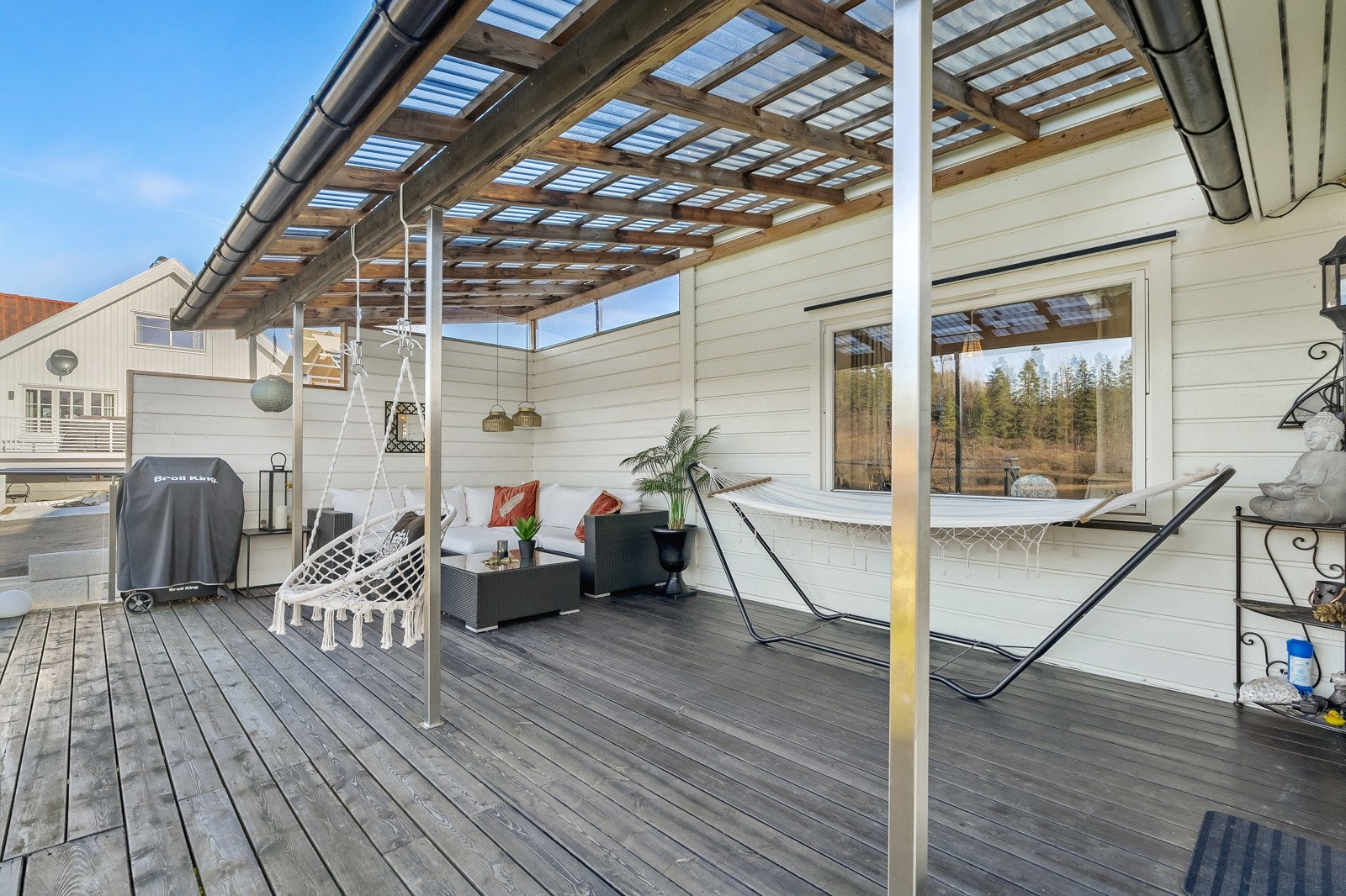 Terrassen gir mulighet for flere sittegrupper og gode muligheter for grilling. Galleribilde