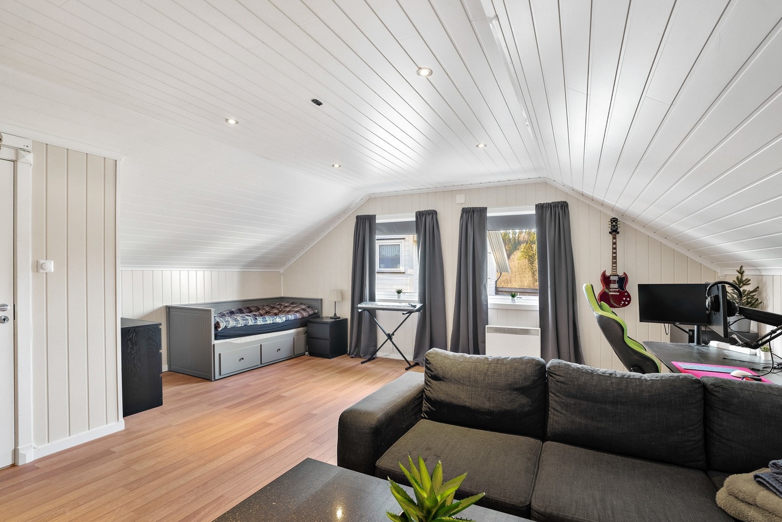 På toppen av garasjen er det et innredet rom som idag benyttes som soverom. Galleribilde