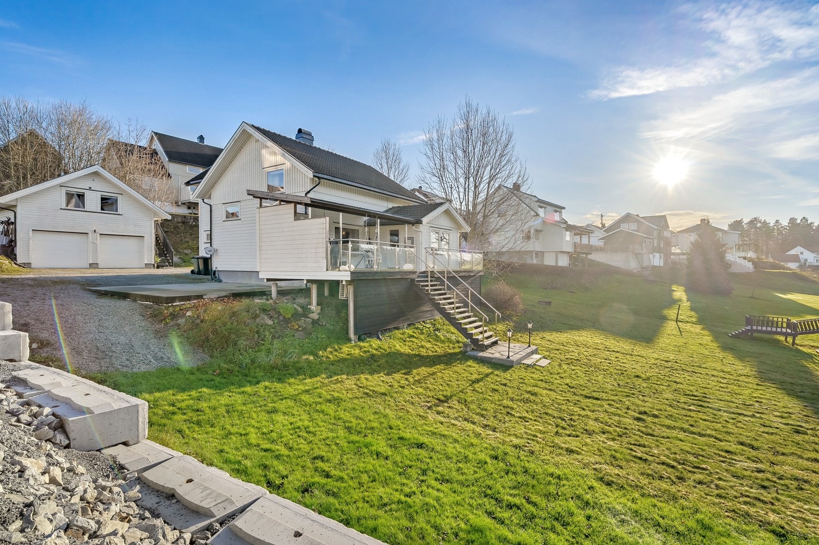 Den store, grønne plenen er til stor glede for både store og små. Her kan de minste løpe fritt på plenen mens de voksne skravler på terrassen. Galleribilde