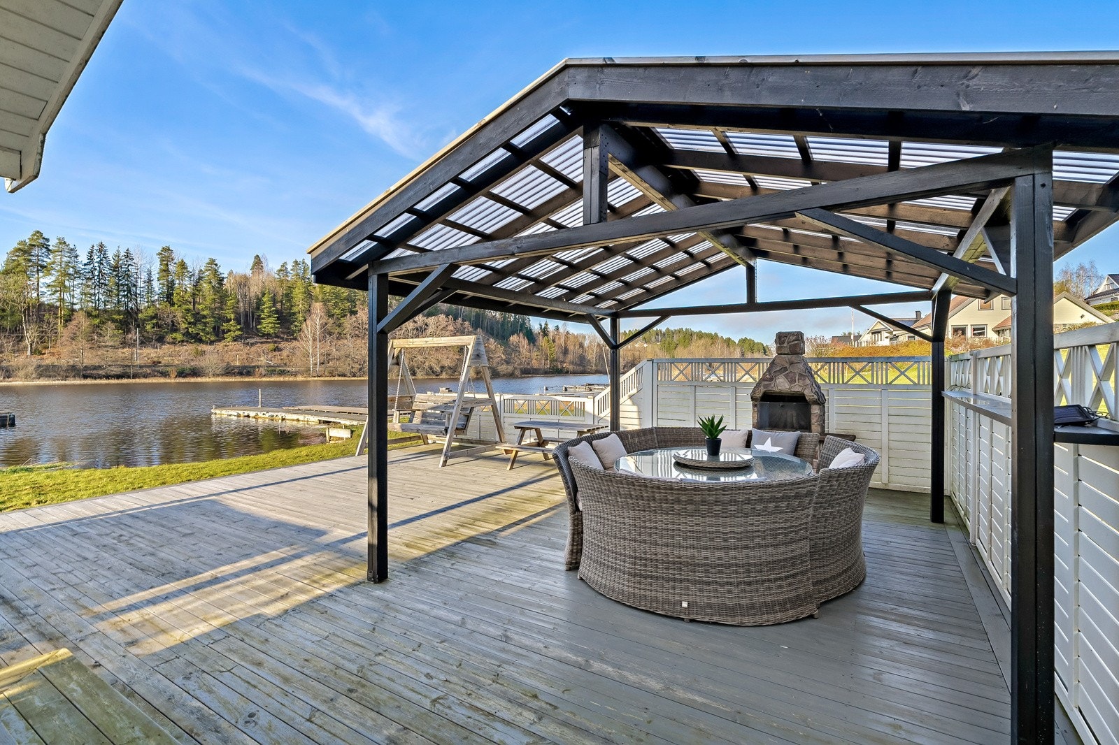 Terrasse og annekset er ikke godkjent hos kommunen og har fått pålegg om tilbakeføring eller flytting men det er sendt inn etterhåndssøknad. Galleribilde