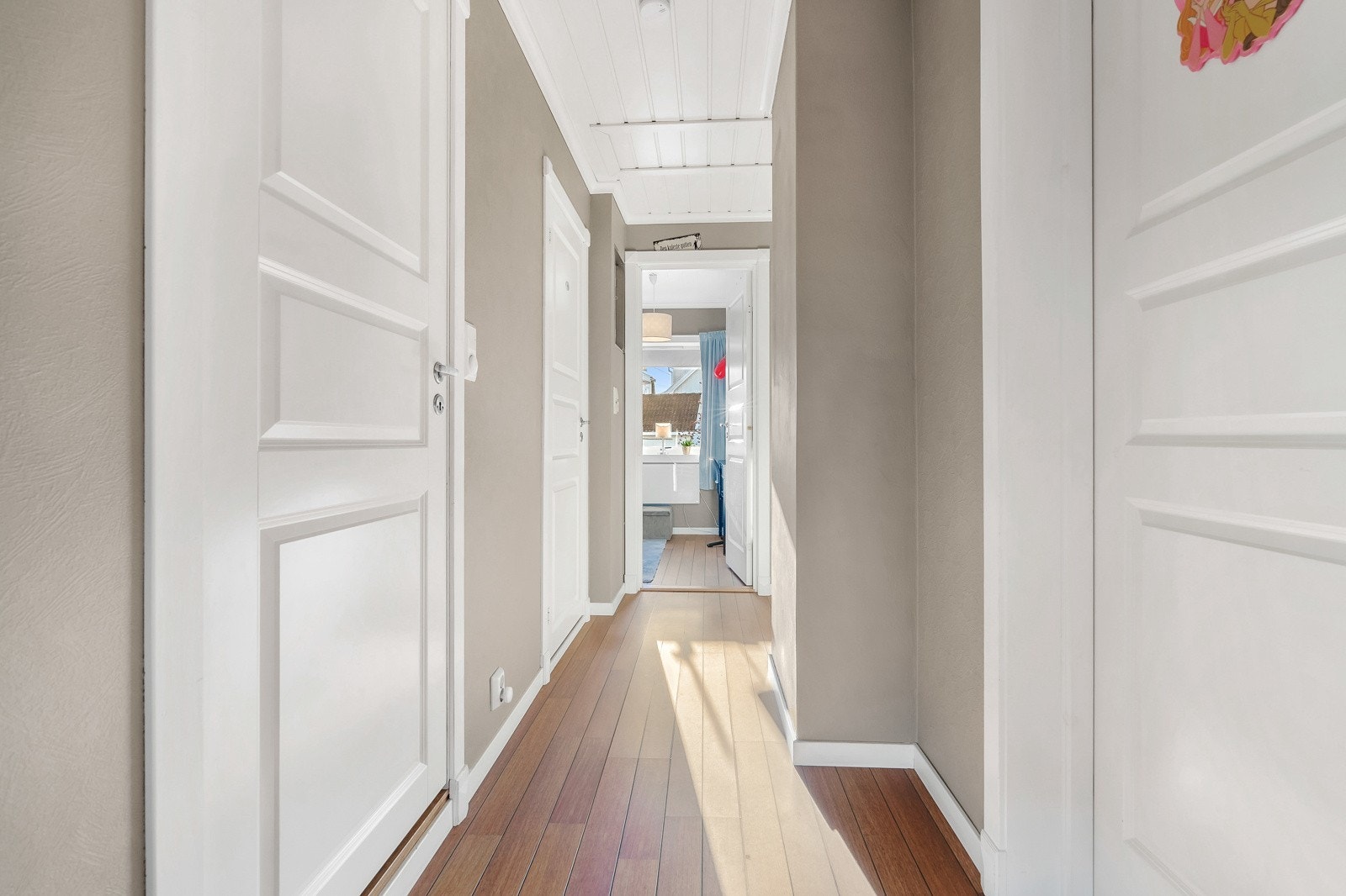 På toppen av trappen opp til andre etasje er det en liten gang som leder inn til soverommene og badet. Galleribilde