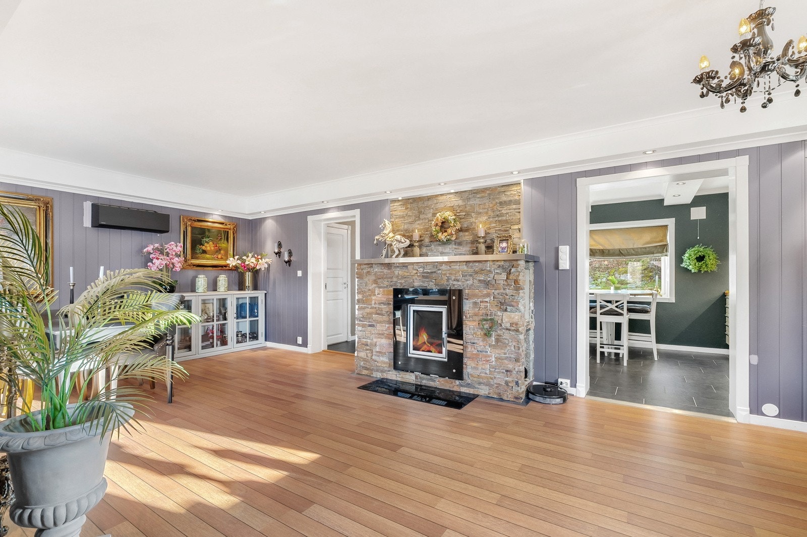 For øvrig har stuen parkett, malt veggpanel og rikelig med downlights i himling. Galleribilde