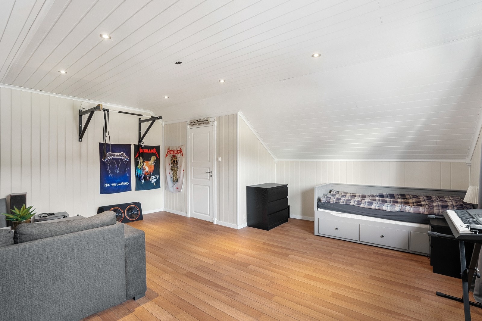 Her er det god plass til både sofa, seng og kontorplass. Galleribilde