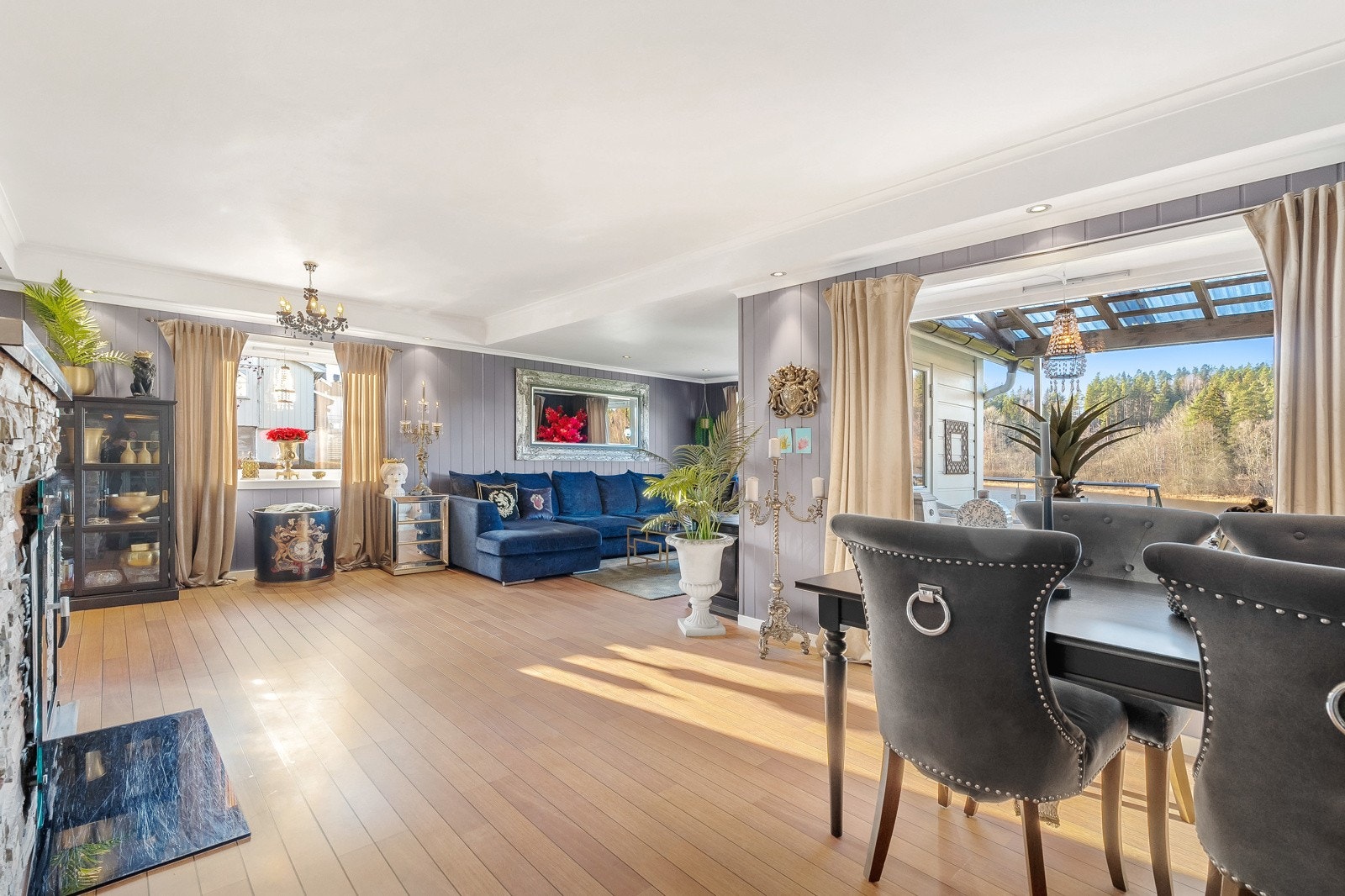 Gode vindusflater gir rikelig med naturlig lys og ivaretar samtidig den flotte utsikten til elva. Galleribilde