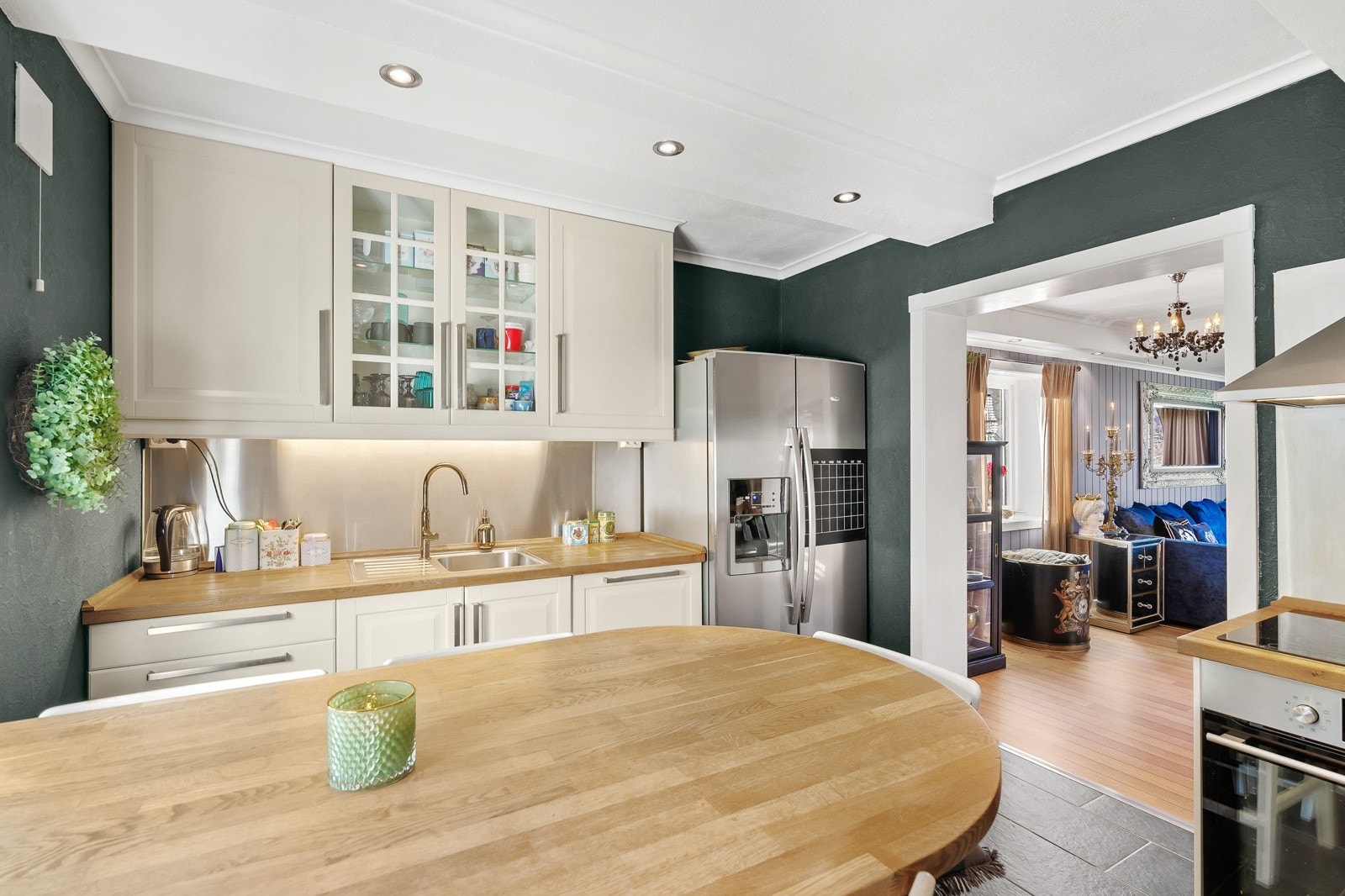 Kjøkkenet er godt utstyrt med integrerte hvitevarer, inkludert platetopp, stekeovn, mikrobølgeovn og oppvaskmaskin. Galleribilde