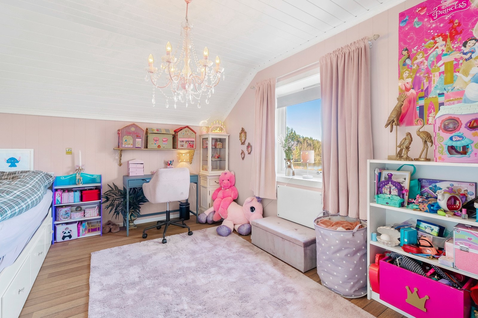 Eneboligen har tre pene soverom som alle er plassert i andre etasje. Galleribilde