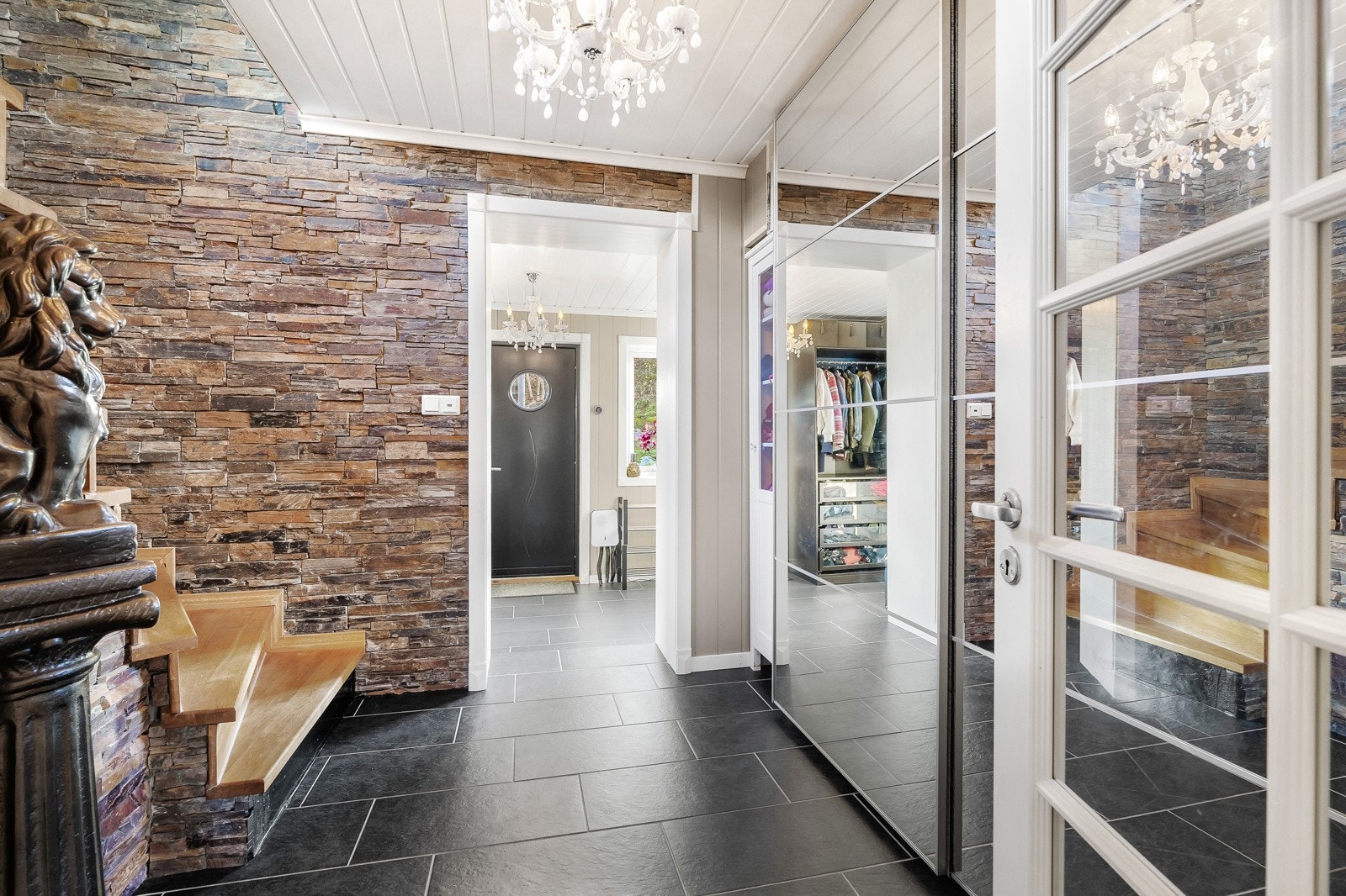 Det er godt med lagringsplass til sko og jakker i skyvedørsgarderoben. Galleribilde