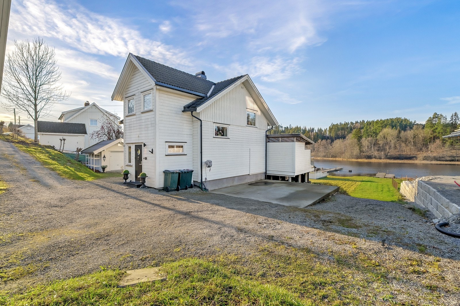 Herfra er det kort vei til barne- og ungdomsskole, legekontor og tannlege. Vestfossen idrettsforening har et bredt tilbud innen fotball, håndball, turn, tennis, ski og allidrett. Galleribilde