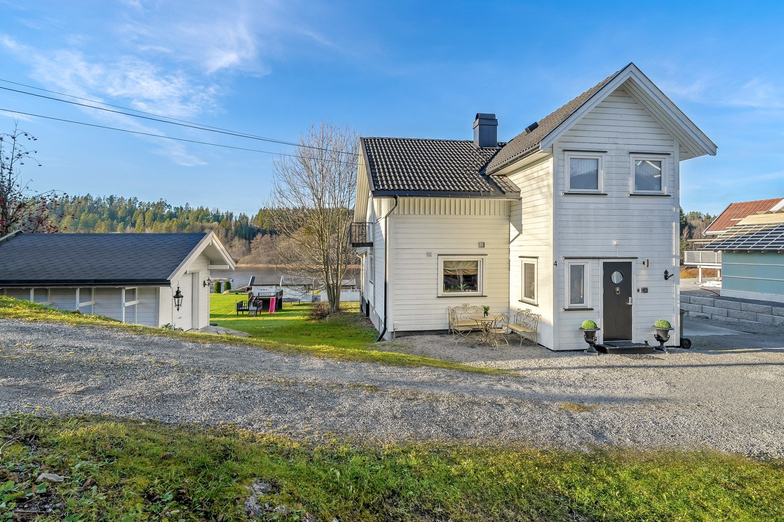 Eiendommen har en nydelig beliggenhet ved Vestfosselva med stor, solrik tomt på 1875 kvm og brygge. Galleribilde