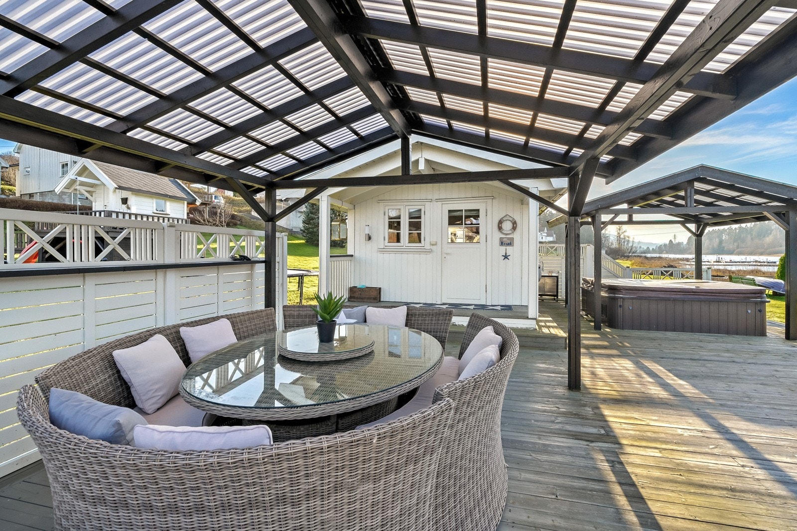 Terrasse og annekset er ikke godkjent hos kommunen og har fått pålegg om tilbakeføring eller flytting men det er sendt inn etterhåndssøknad. Galleribilde