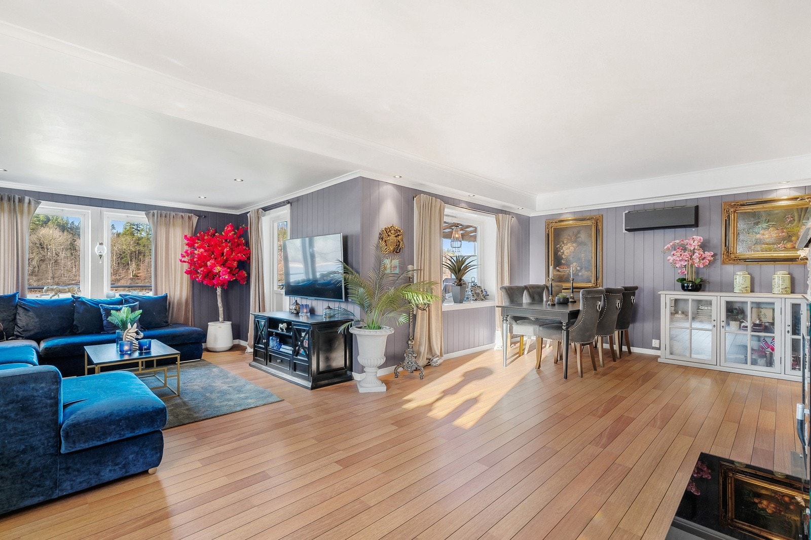 Stuen oppleves som et nydelig rom med varm atmosfære, samt plass til både sofagruppe, tv-møblement og spisebord. Galleribilde