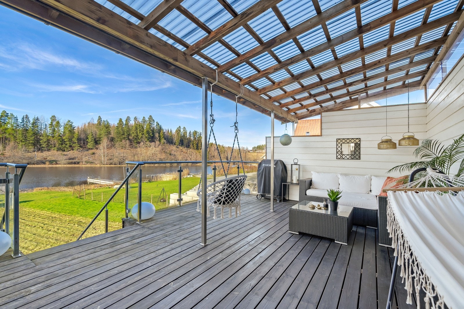 Her kan man nyte både morgenkaffen, solrike sommerdager og stemningsfulle kvelder. Galleribilde