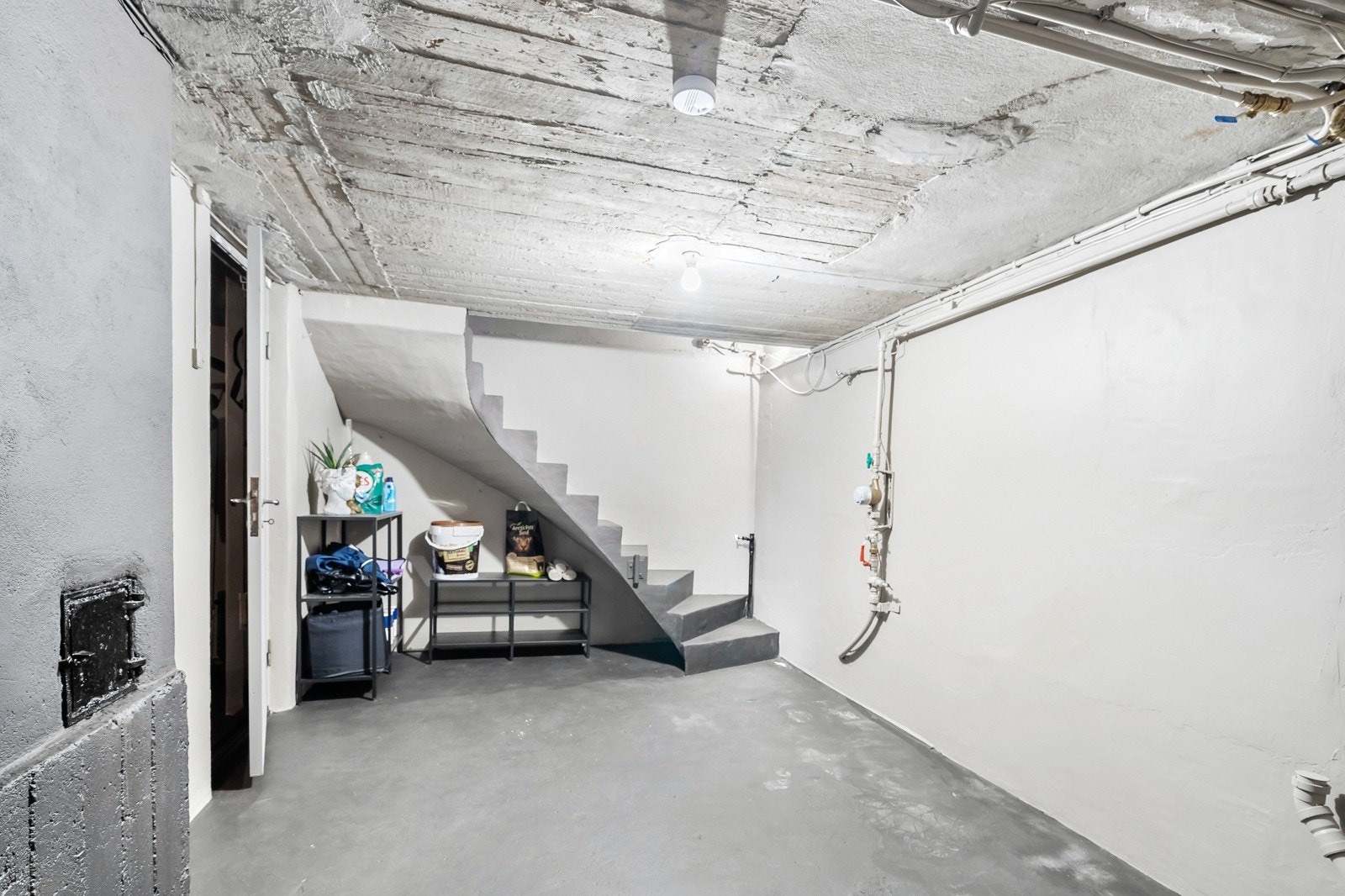 Boligen har uvanlig god lagringsplass med fire store kjellerrom og frittstående, isolert utebod på 12 kvm. Galleribilde