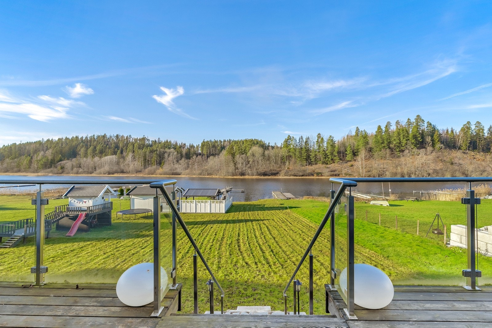 Glassrekkverket i front gir en luftig og åpen følelse, samtidig som det sikrer god sikt til omgivelsene. Galleribilde