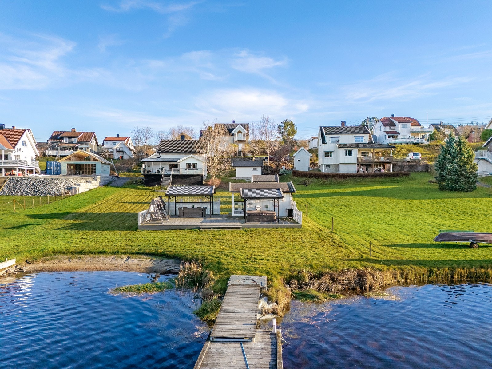 Her kan sommerdagene nytes til fulle med uhindret utsikt til elva og flotte solforhold. Galleribilde
