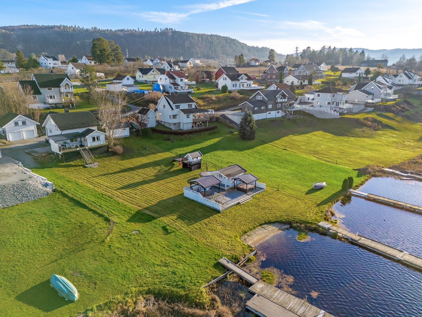 Her bor dere rolig til, men likevel nært sentrum og bare en kort kjøretur fra Hokksund og Drammen. Galleribilde