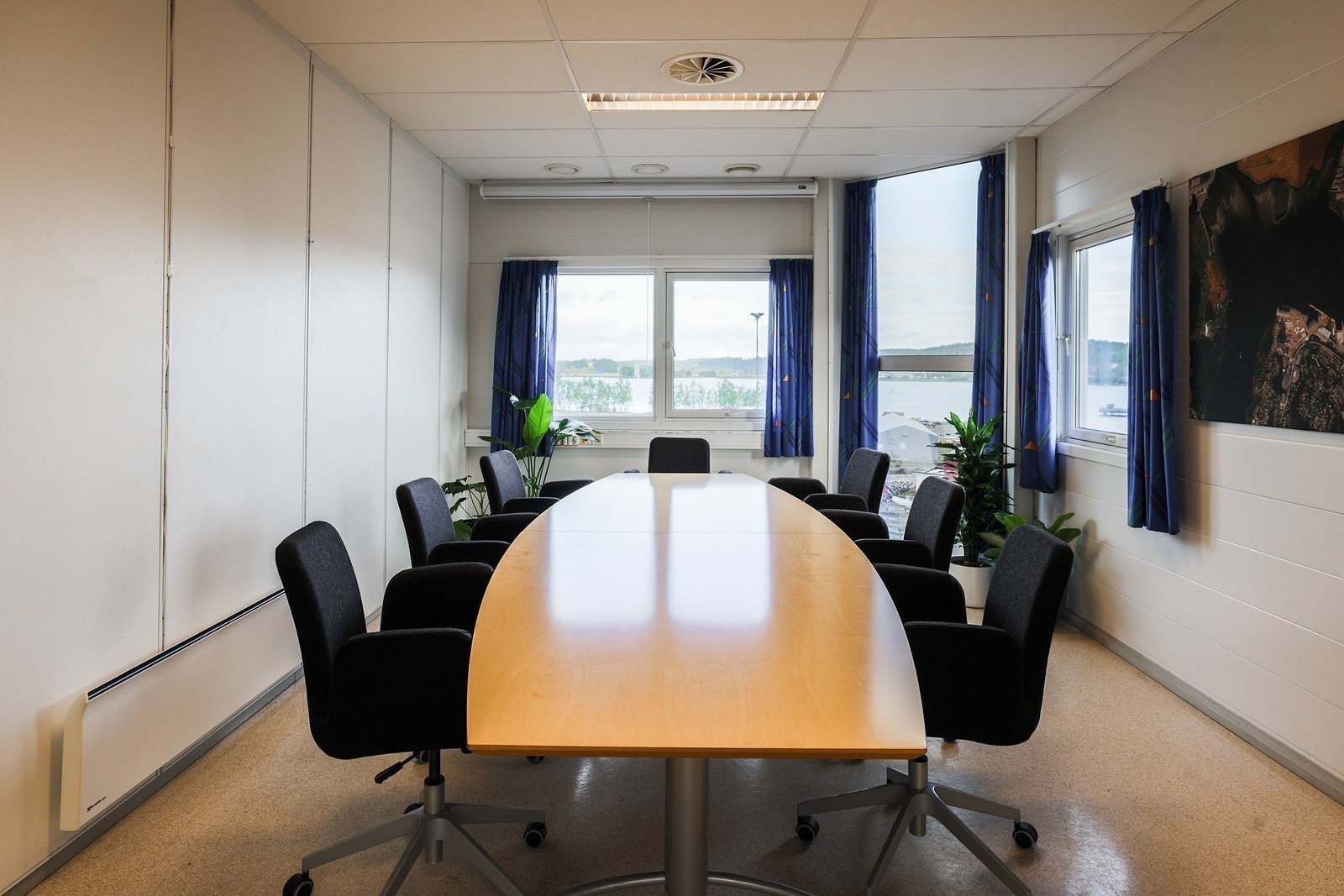 Stort hjørnekontor i 4 etasje med god plass til møteaktiviteter Galleribilde