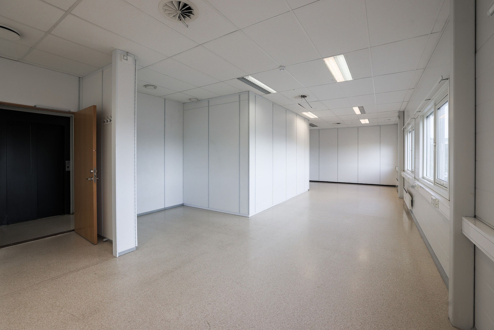 Endekontor på 70 kvm med fin utsikt og rikelig med naturlig lys Galleribilde