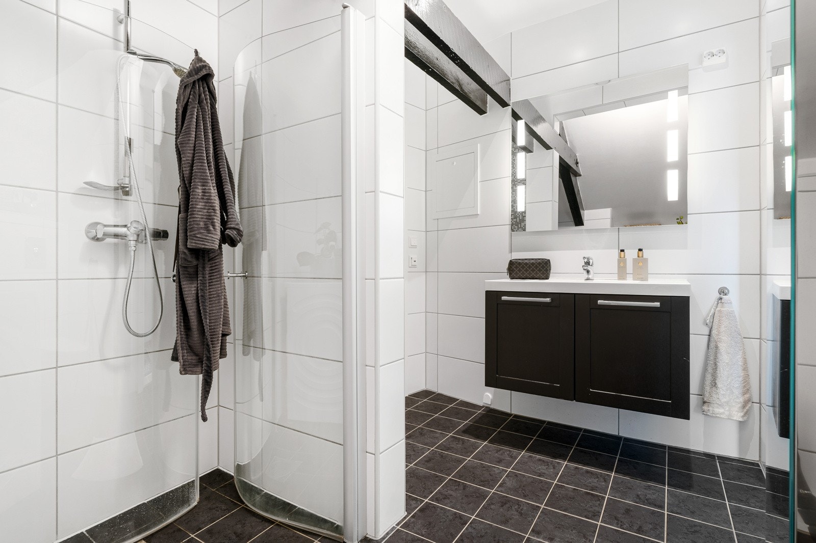 Badet har flislagte overflater og det er behagelig varme i gulvet. Galleribilde