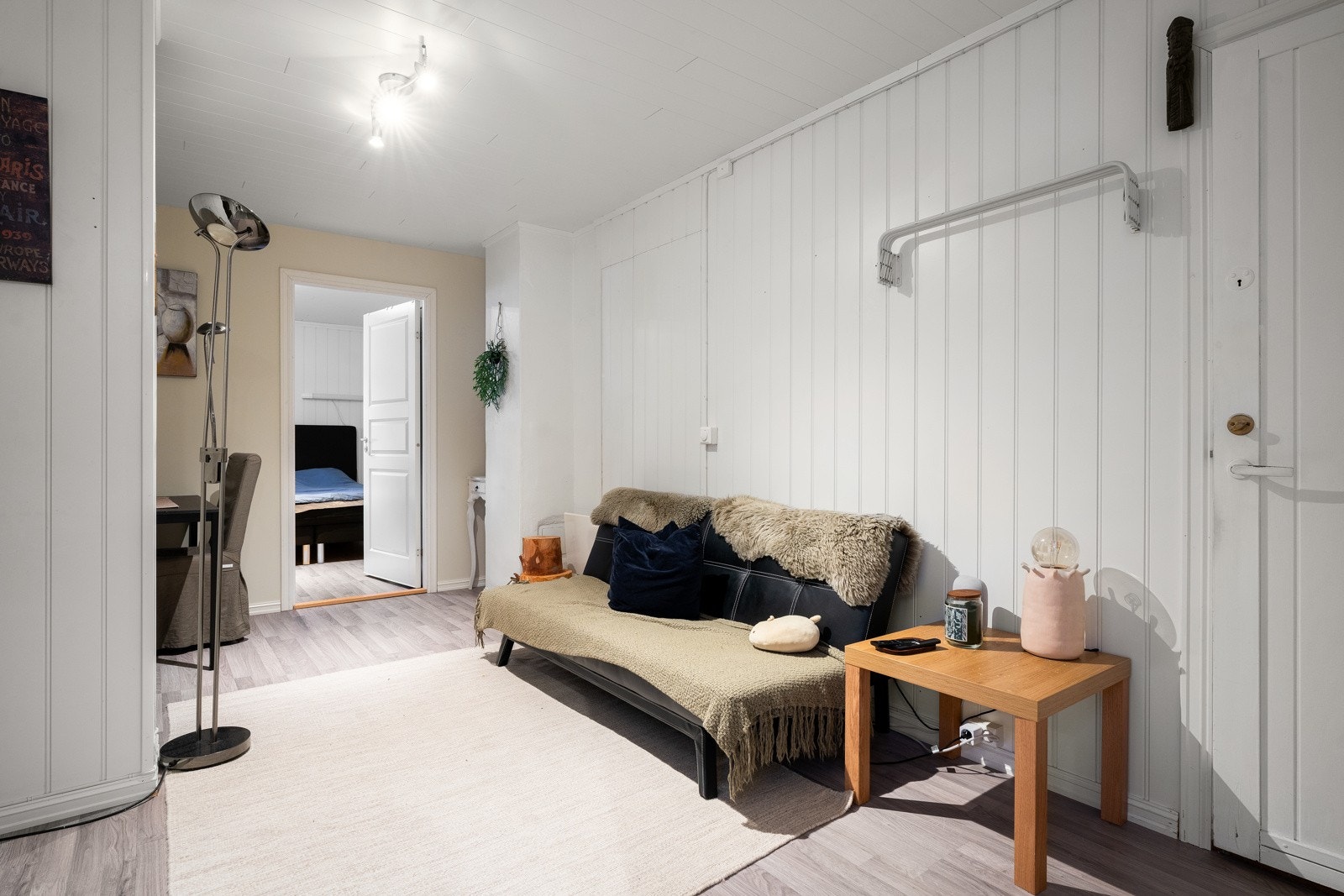Stuen har god plass til TV med tilhørende møblement, samt sofa og stuebord Galleribilde