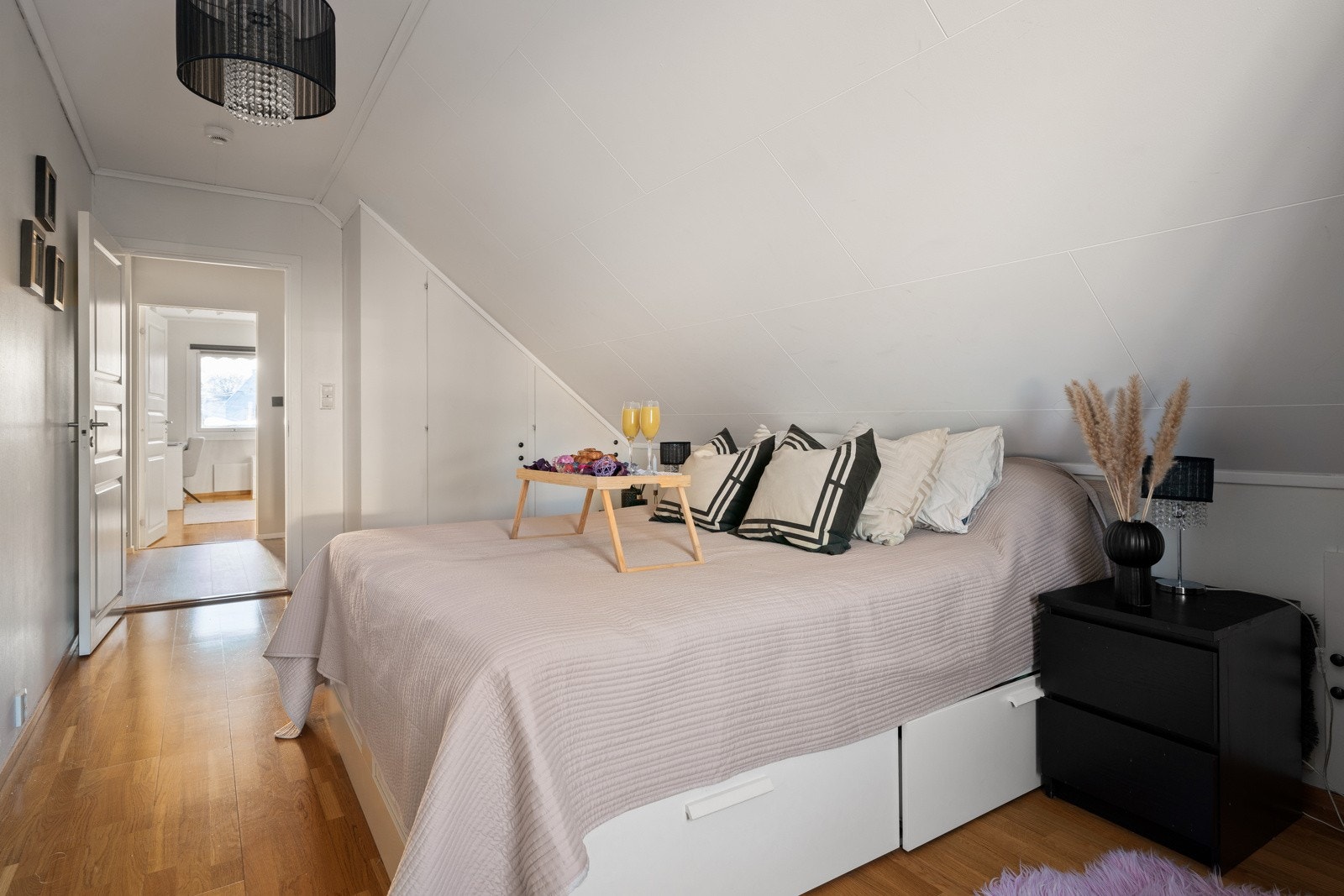 Rikelig med plass til dobbeltseng med tilhørende nattbord på hver side Galleribilde