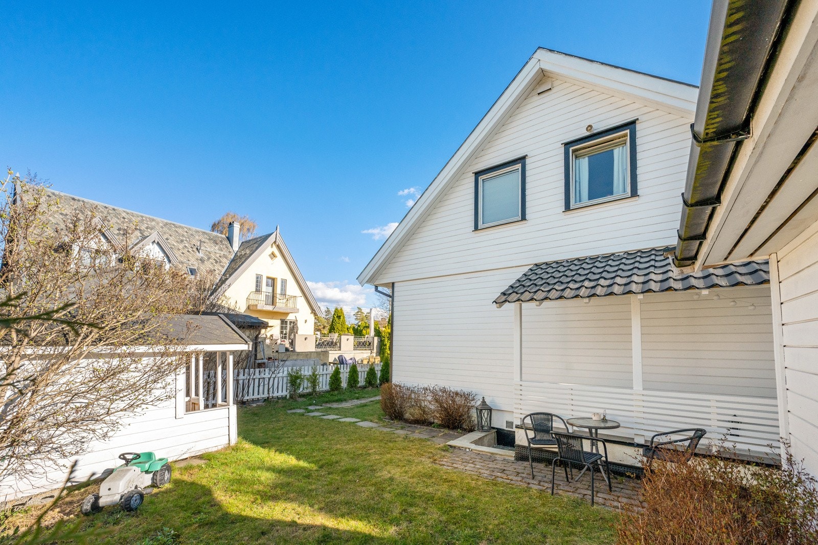 Baksiden av huset inneholder dukkehus og inngang til kjeller for hybel, Galleribilde