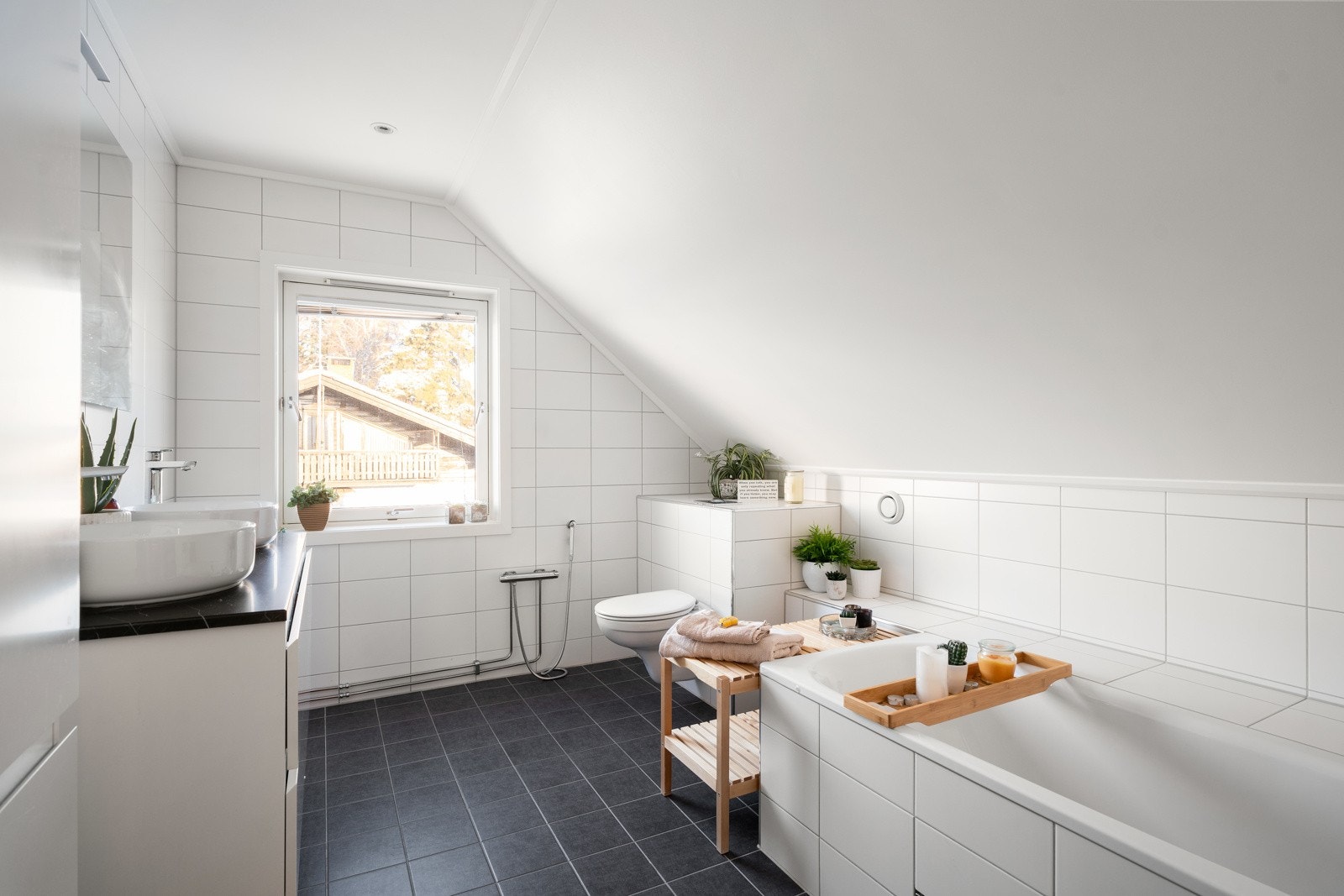 Videre er badet utstyrt med dobbel servant med skuffeinnredning under og speil over. Dette baderommet har badekar, utrolig praktisk med både dusj og badekar Galleribilde
