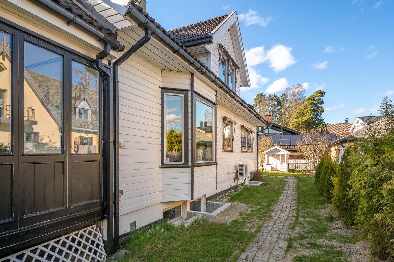 Langs huset strekker det seg grøntarealer, med egen adkomst til hybel Galleribilde