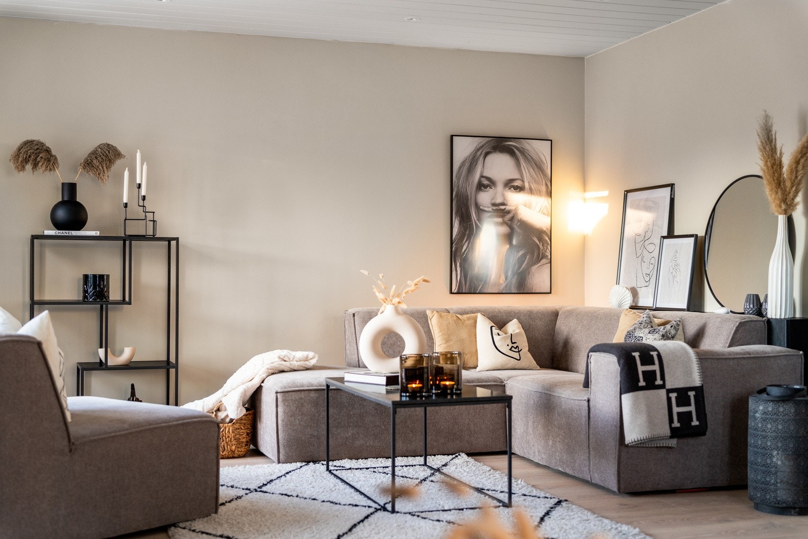 Stuen er av god størrelse og inneholder flere ulike soner med spisestue, tv- stue og sosial sone Galleribilde