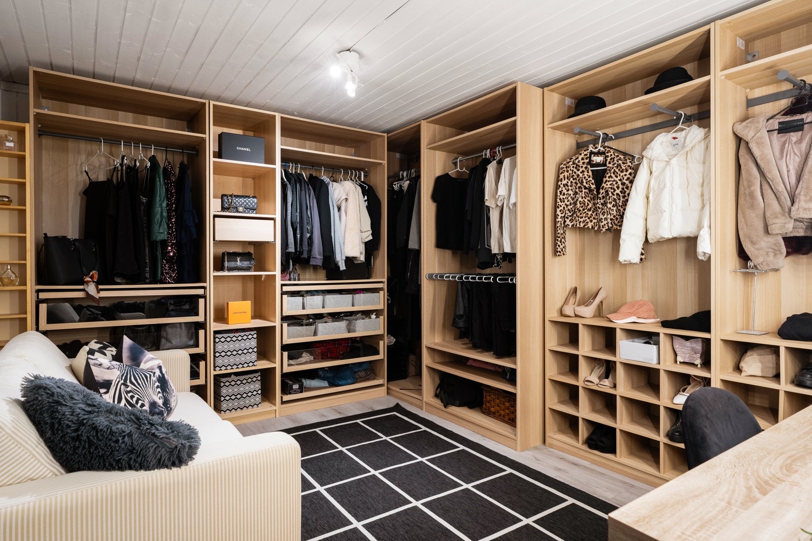 Stort omkledningsrom med masse plass til oppbevaring! Galleribilde