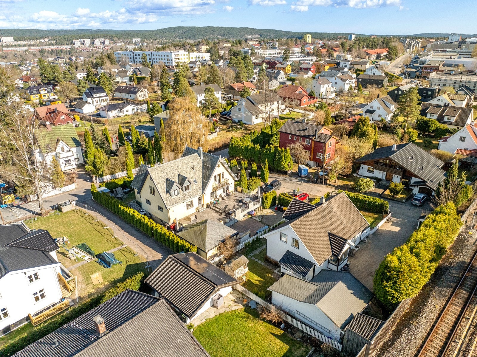 Selv om Karlsrud ikke har egne idrettslag, ligger området nært flere idrettsanlegg i Groruddalen og Oslo syd. Dette gir tilgang til et variert idrettstilbud, inkludert fotball, håndball, svømming og friidrett. Galleribilde