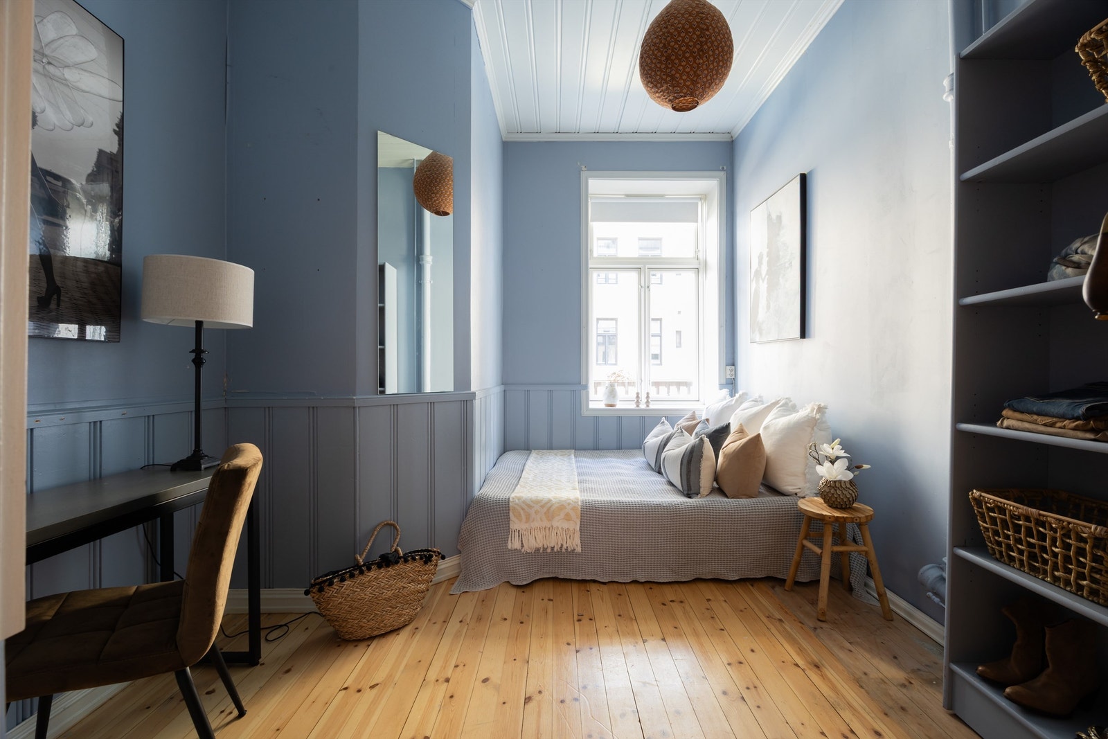 Romslig soverom som vender inn mot rolig bakgård. Galleribilde