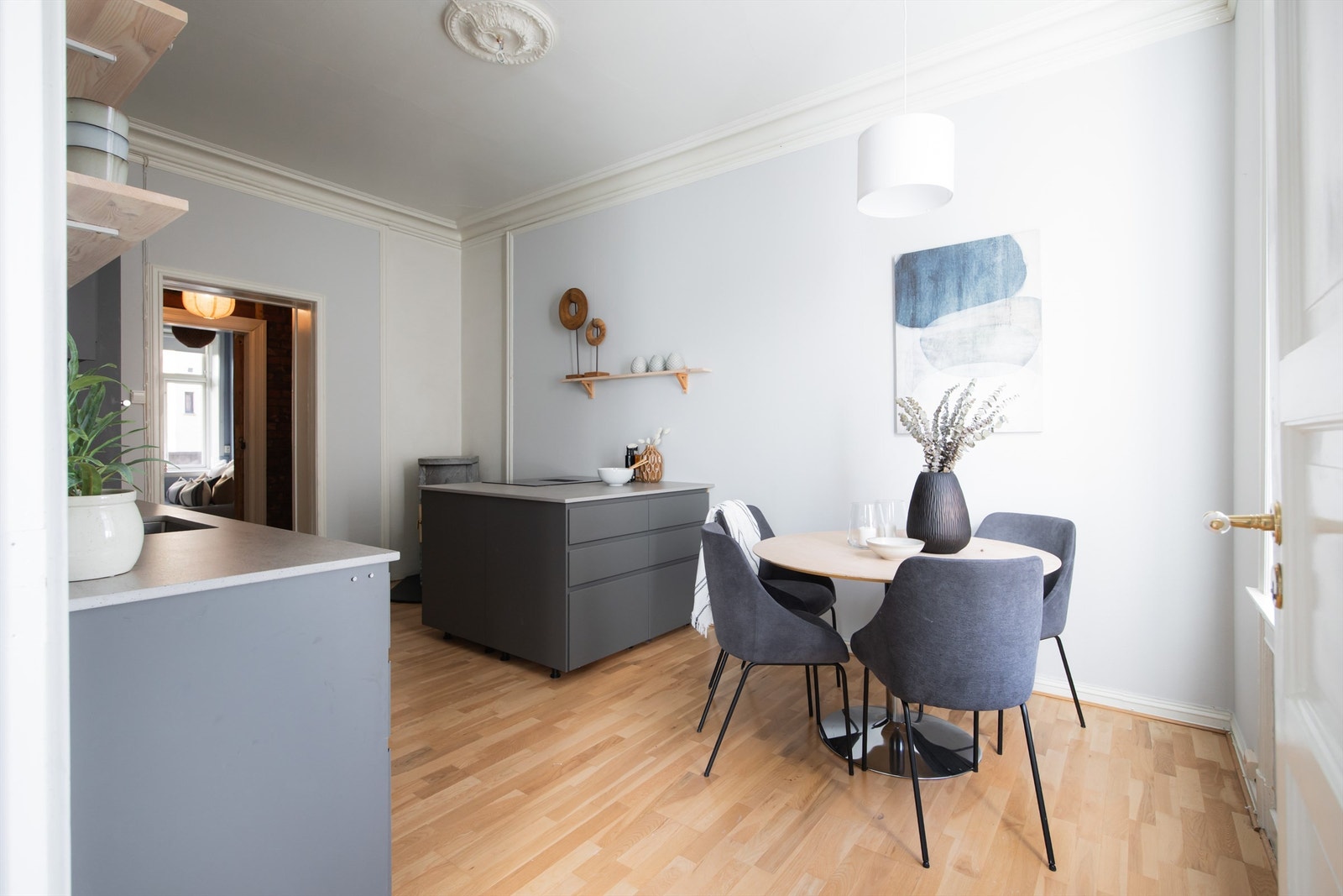 God plass til spisebord på kjøkken. Galleribilde