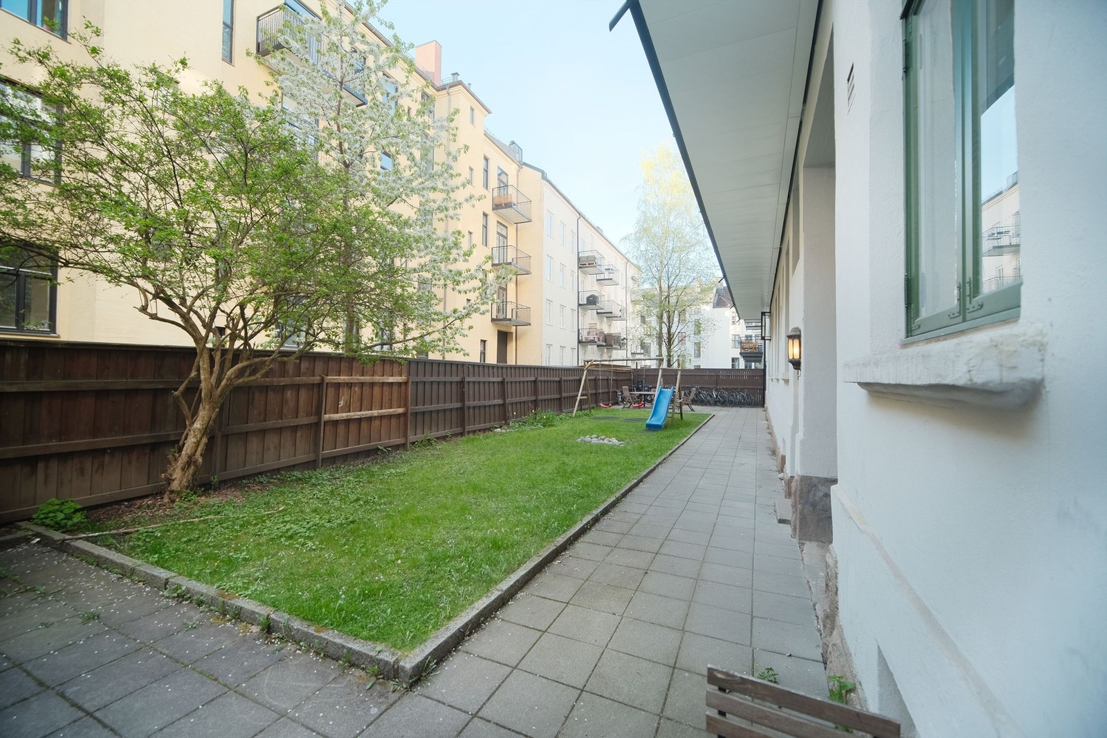 Borettslaget har hyggelige fellesområder i bakgården med grill og sykkelparkering. Galleribilde