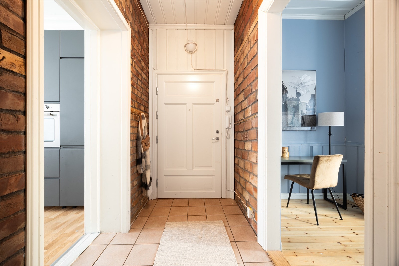 I gangen er det lekker detalj med teglstensvegg. Galleribilde